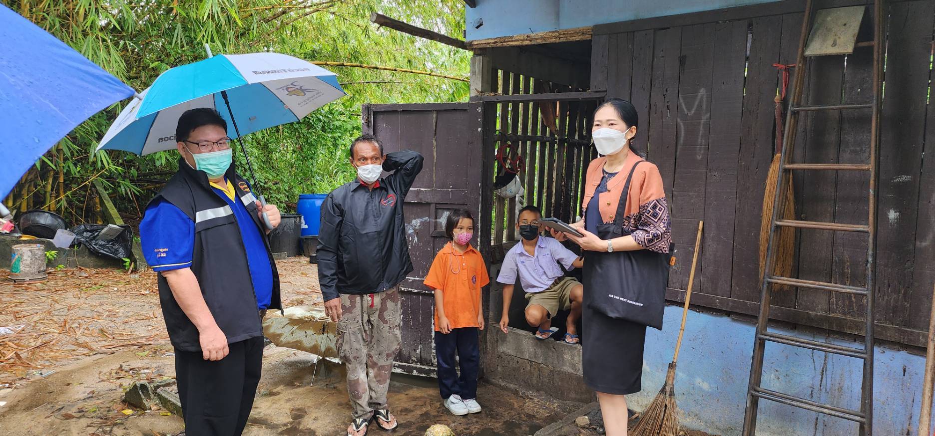 ?พช.ระยอง ลงพื้นที่ติดตาม เยี่ยมเยียน ครัวเรือนเป้าหมายการดำเนินงานขจัดความยากจนและพัฒนาคนทุกช่วงวัยอย่างยั่งยืนตามหลักปรัชญาของเศรษฐกิจพอเพียงจังหวัดระยอง