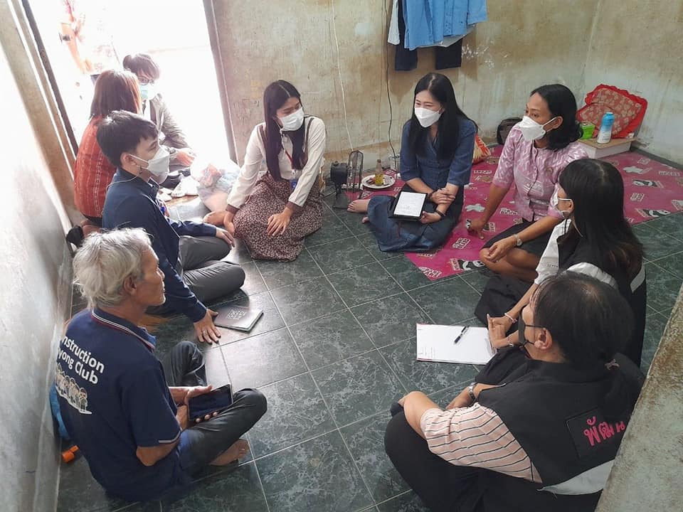 พช.ระยอง ลงพื้นที่บูรณาการให้ความช่วยเหลือครัวเรือนเป้าหมายการดำเนินงานขจัดความยากจนและพัฒนาคนทุกช่วงวัยอย่างยั่งยืนตามหลักปรัชญาของเศรษฐกิจพอเพียงจังหวัดระยอง