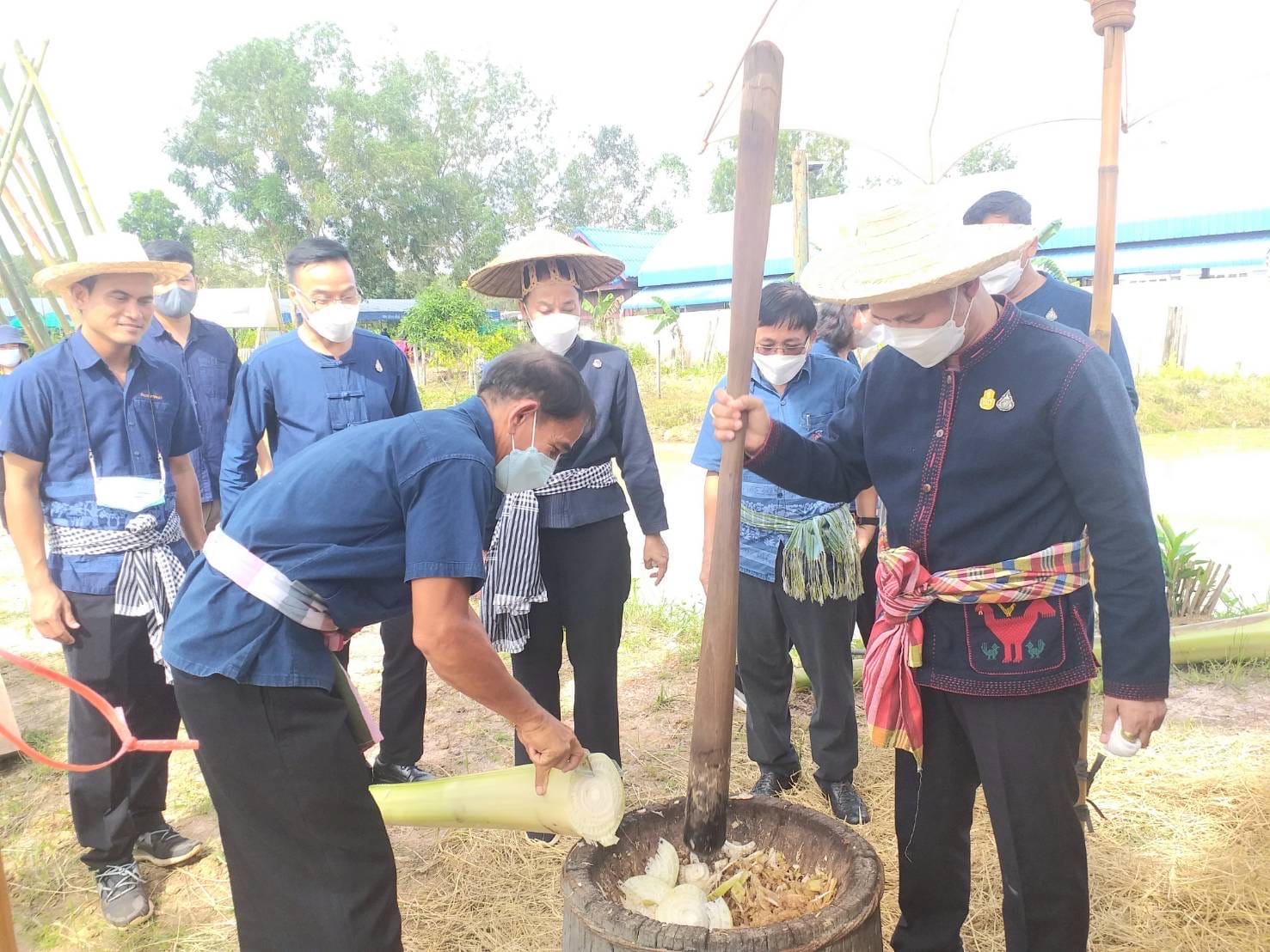 พช.ระยอง ร่วมกับ พช.เขาชะเมา จัดงานรวมพลคนโคก หนอง นา เอามื้อสามัคคี จังหวัดระยอง