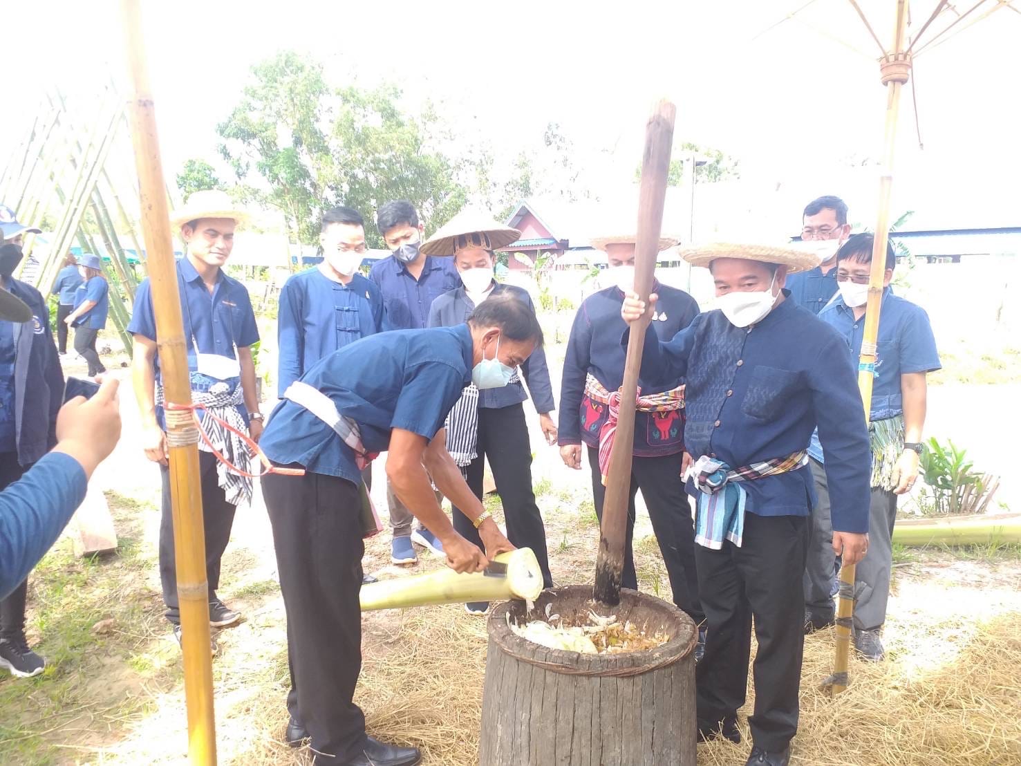 พช.ระยอง ร่วมกับ พช.เขาชะเมา จัดงานรวมพลคนโคก หนอง นา เอามื้อสามัคคี จังหวัดระยอง