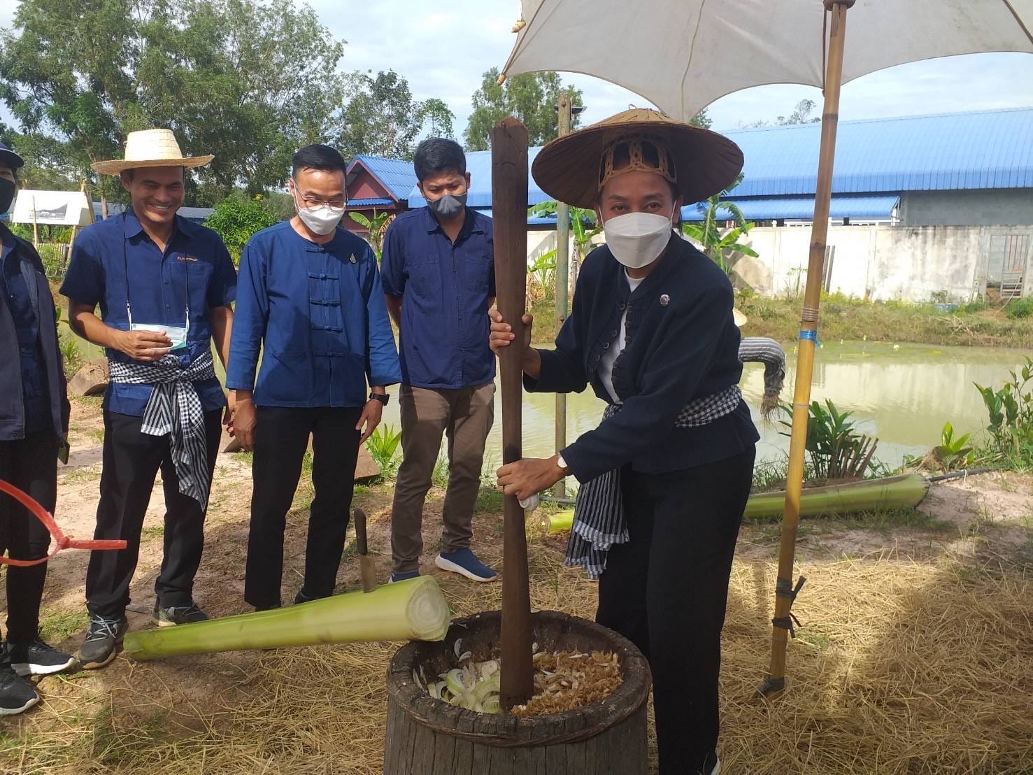 พช.ระยอง ร่วมกับ พช.เขาชะเมา จัดงานรวมพลคนโคก หนอง นา เอามื้อสามัคคี จังหวัดระยอง