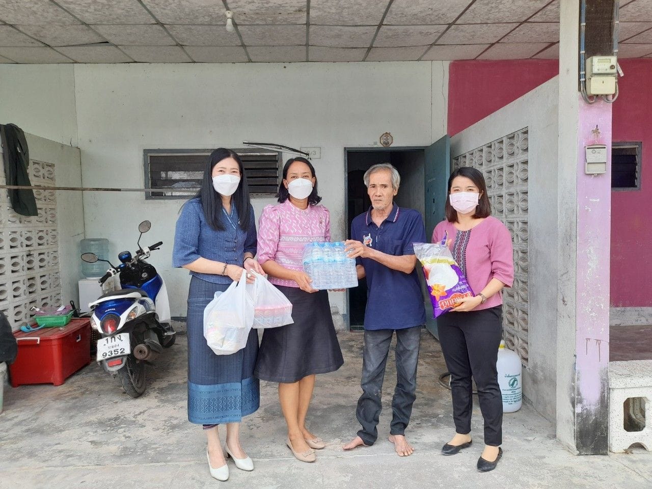 พช.ระยอง ลงพื้นที่บูรณาการให้ความช่วยเหลือครัวเรือนเป้าหมายการดำเนินงานขจัดความยากจนและพัฒนาคนทุกช่วงวัยอย่างยั่งยืนตามหลักปรัชญาของเศรษฐกิจพอเพียงจังหวัดระยอง