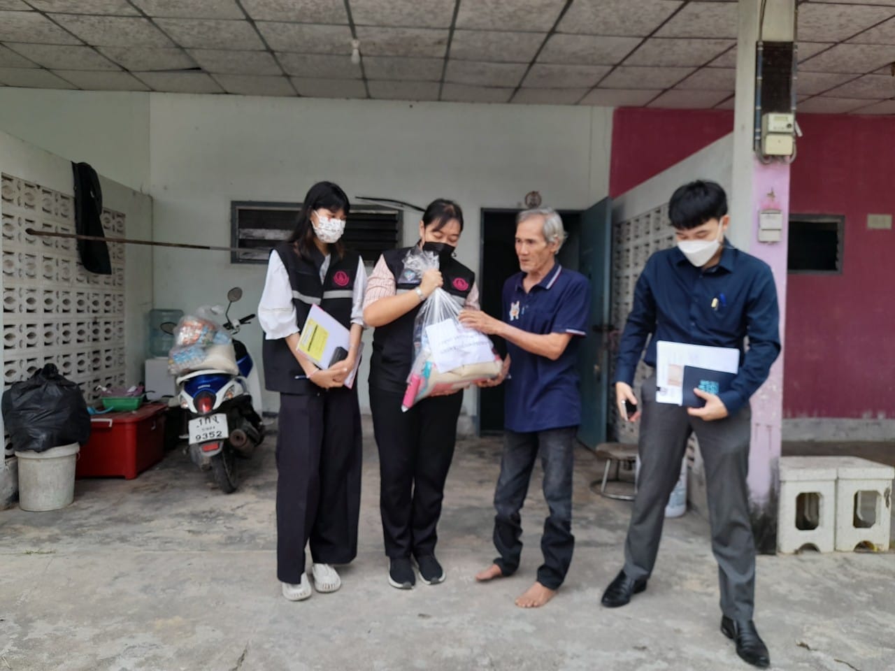 พช.ระยอง ลงพื้นที่บูรณาการให้ความช่วยเหลือครัวเรือนเป้าหมายการดำเนินงานขจัดความยากจนและพัฒนาคนทุกช่วงวัยอย่างยั่งยืนตามหลักปรัชญาของเศรษฐกิจพอเพียงจังหวัดระยอง