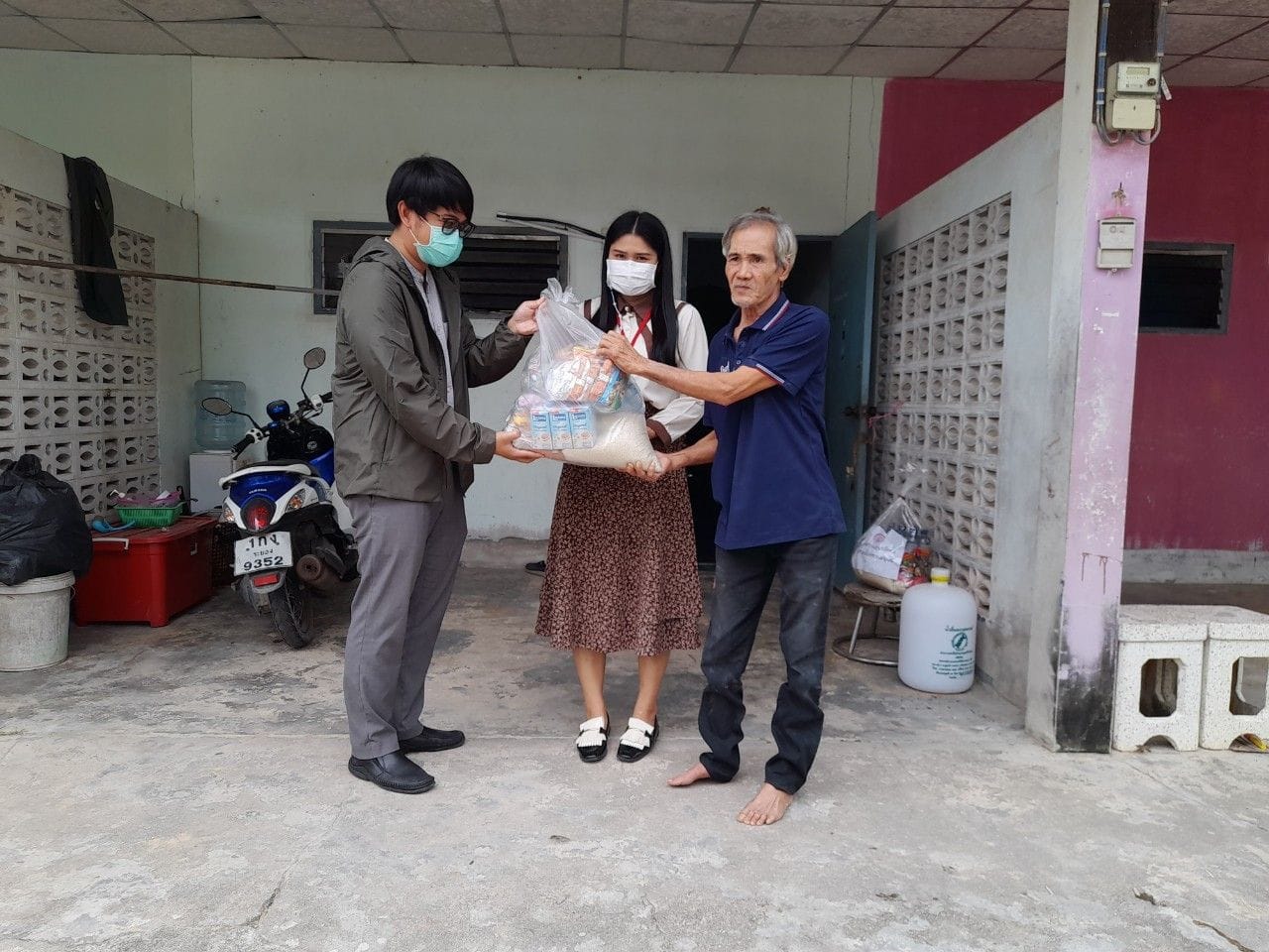 พช.ระยอง ลงพื้นที่บูรณาการให้ความช่วยเหลือครัวเรือนเป้าหมายการดำเนินงานขจัดความยากจนและพัฒนาคนทุกช่วงวัยอย่างยั่งยืนตามหลักปรัชญาของเศรษฐกิจพอเพียงจังหวัดระยอง