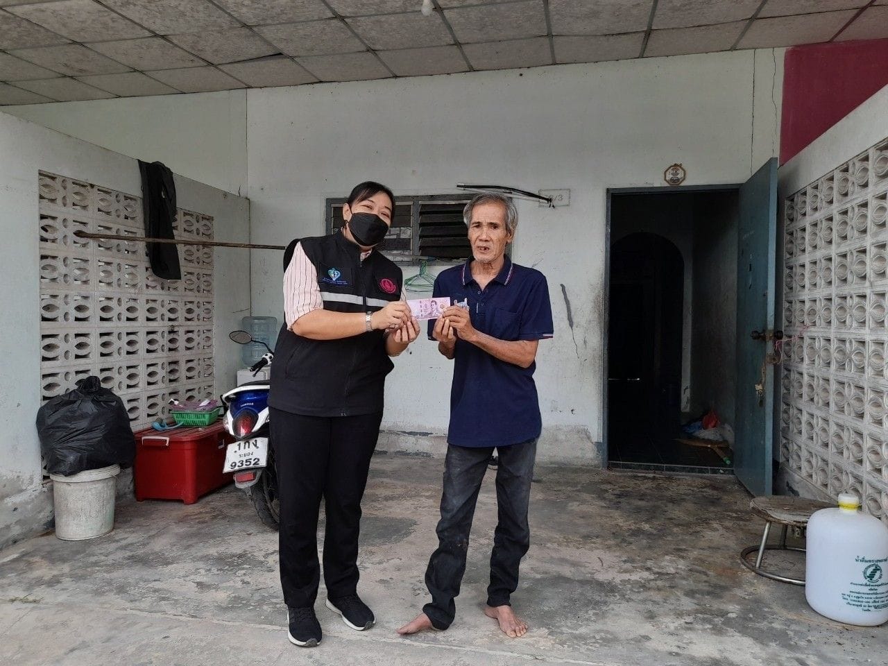 พช.ระยอง ลงพื้นที่บูรณาการให้ความช่วยเหลือครัวเรือนเป้าหมายการดำเนินงานขจัดความยากจนและพัฒนาคนทุกช่วงวัยอย่างยั่งยืนตามหลักปรัชญาของเศรษฐกิจพอเพียงจังหวัดระยอง