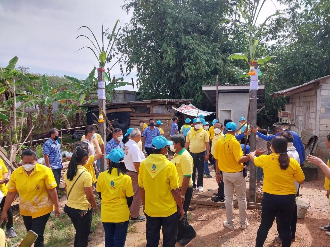 ?พช.ระยอง ทำพิธีลงเสาเอกโครงการบ้านห่วงใยจากใจ GLO ประจำปี 2565