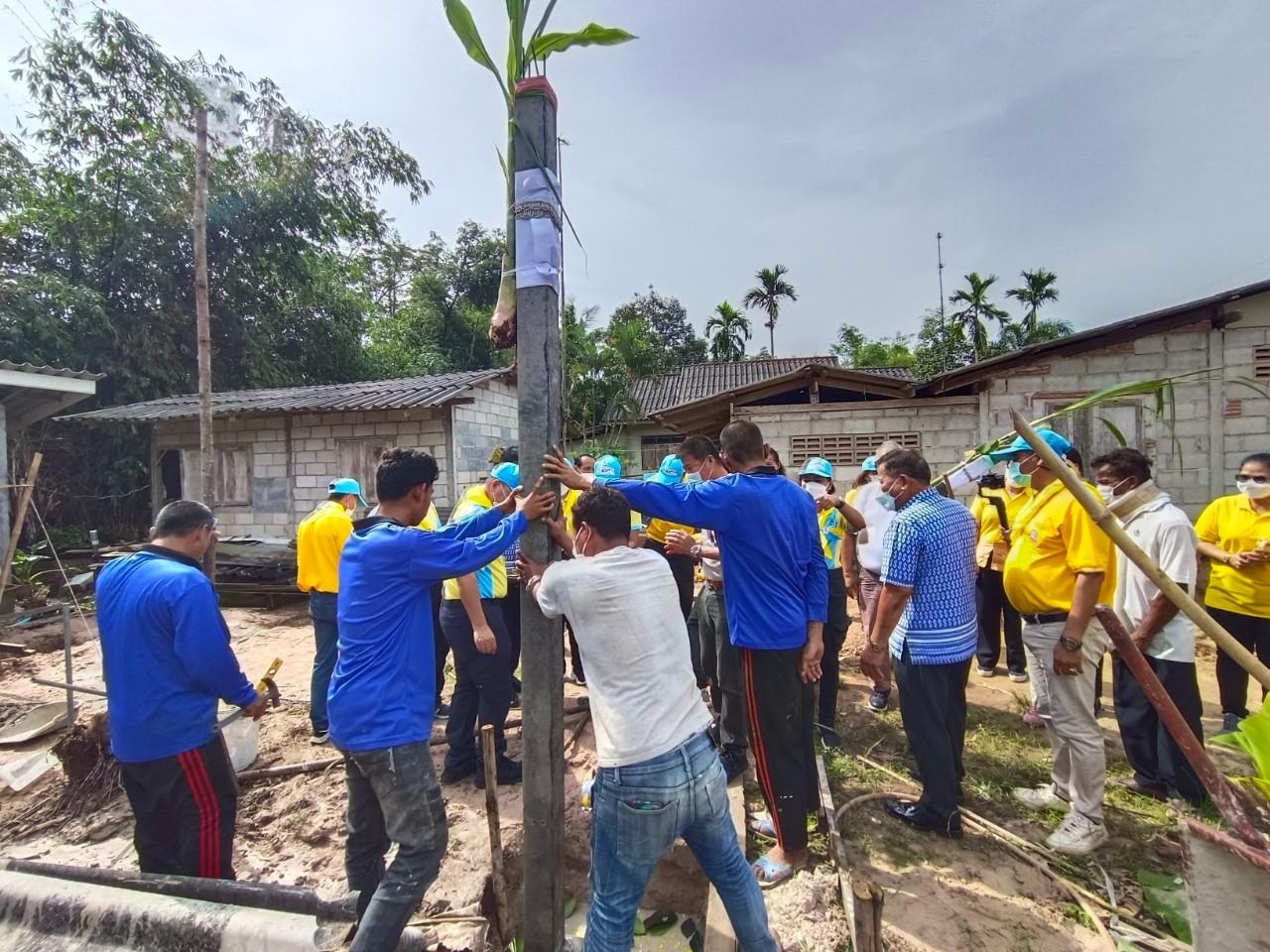 ?พช.ระยอง ทำพิธีลงเสาเอกโครงการบ้านห่วงใยจากใจ GLO ประจำปี 2565