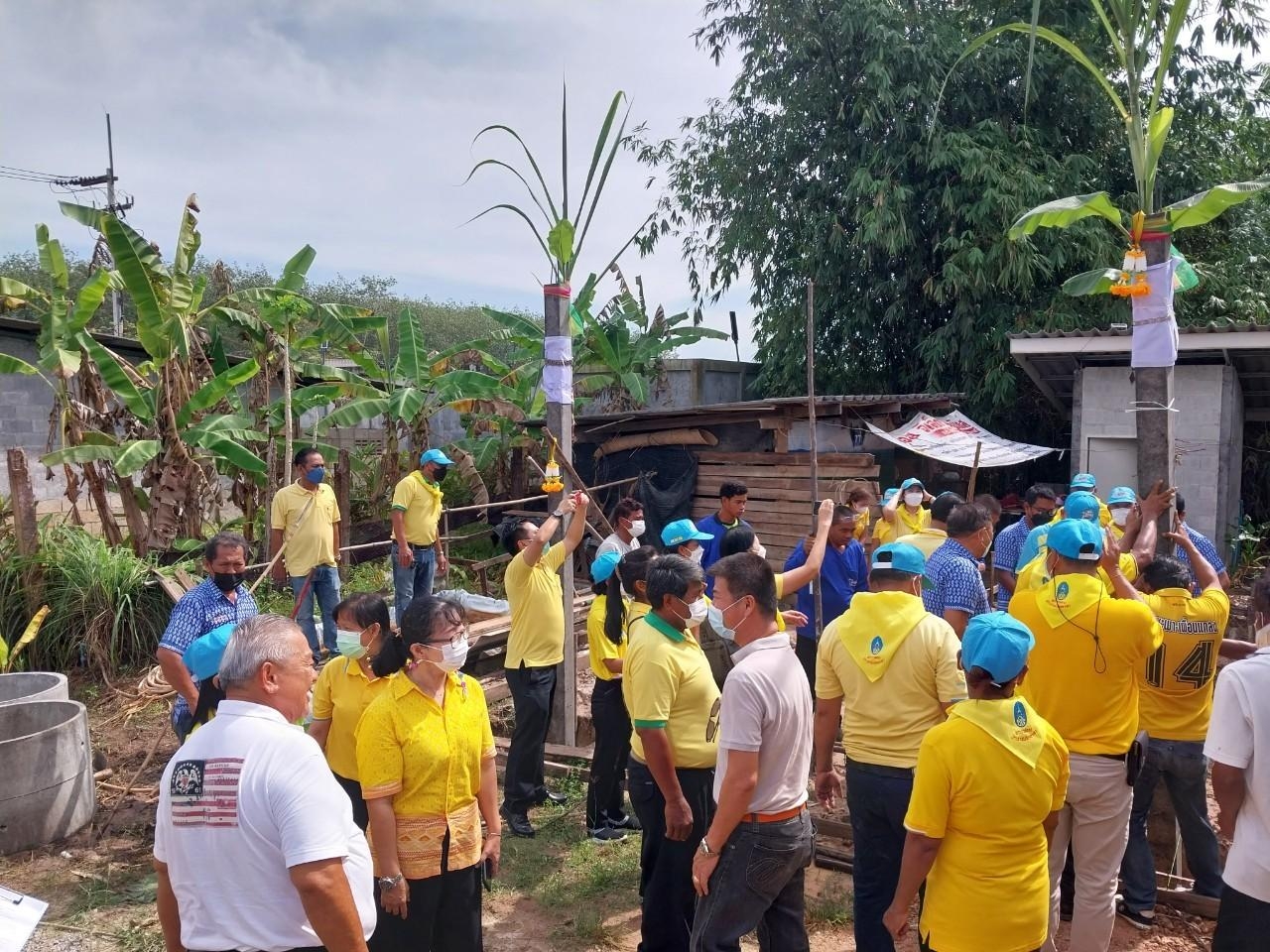 ?พช.ระยอง ทำพิธีลงเสาเอกโครงการบ้านห่วงใยจากใจ GLO ประจำปี 2565