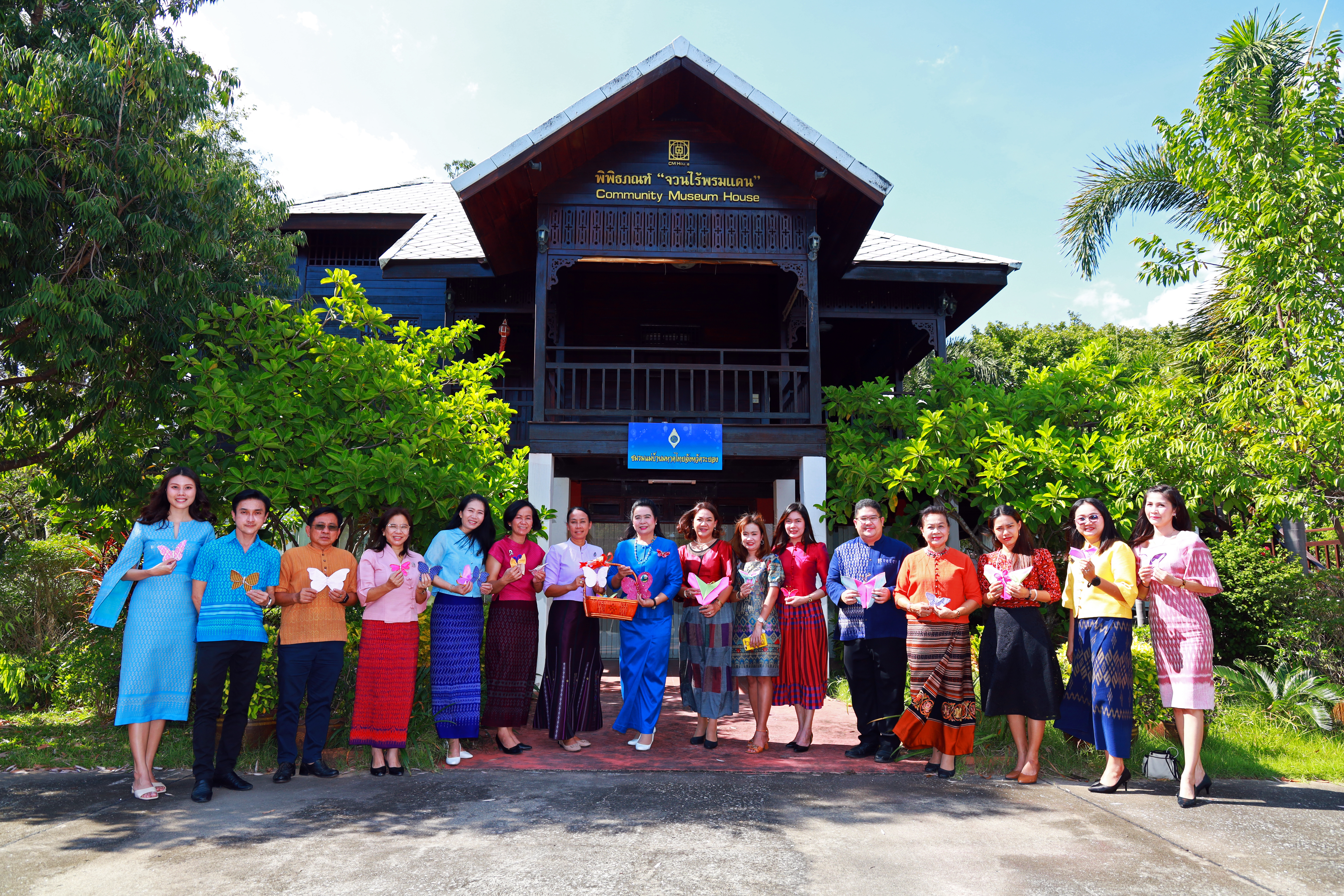 ?พช.ระยอง และสมาคมแม่บ้านมหาดไทยจังหวัดระยอง  พร้อมใจ ประดิษฐ์ “ผีเสื้อจากผ้าไทย” เพื่อนำไปใช้กิจกรรมออกร้านมัจฉากาชาด ในงานกาชาดประจำปี 2565
