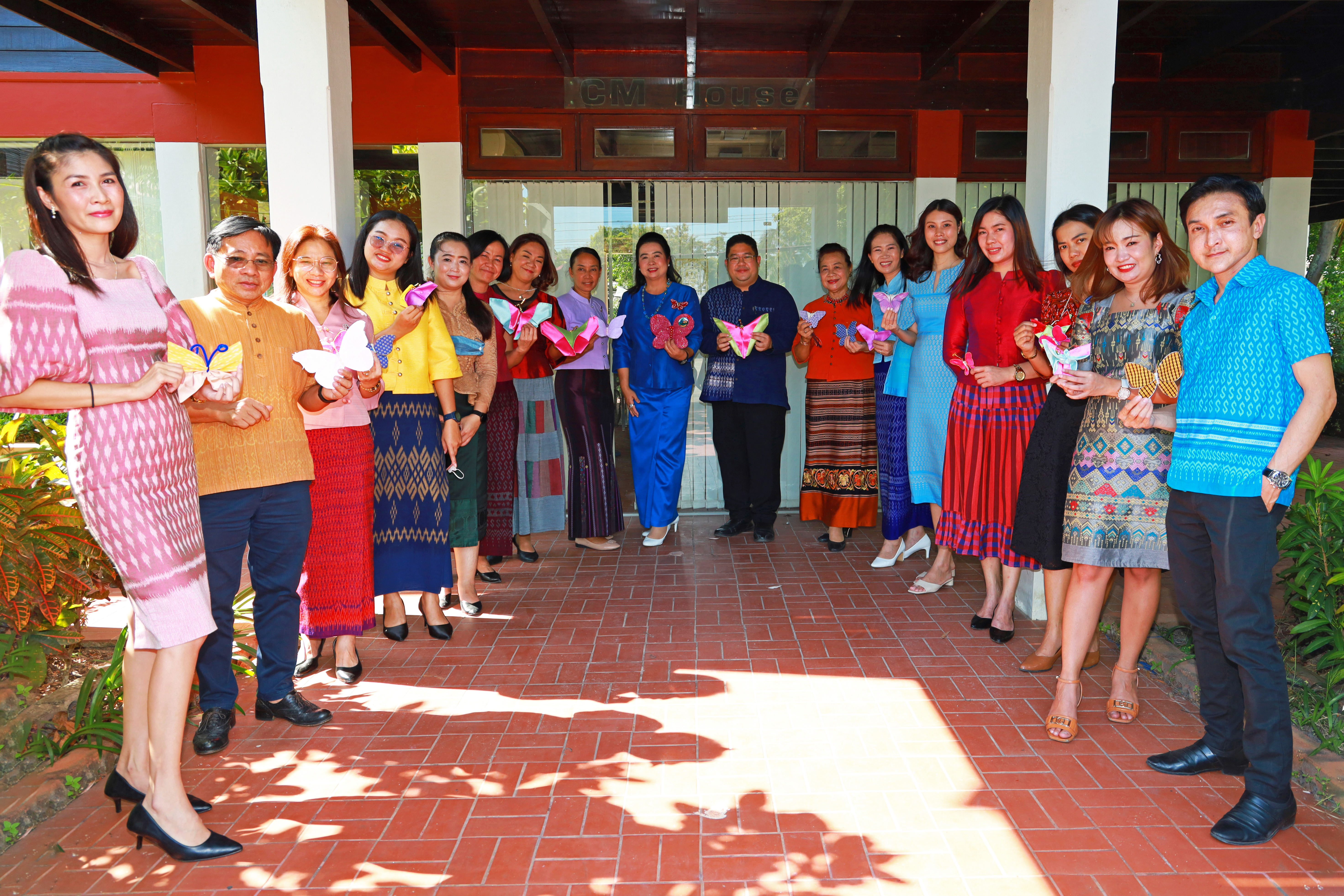 ?พช.ระยอง และสมาคมแม่บ้านมหาดไทยจังหวัดระยอง  พร้อมใจ ประดิษฐ์ “ผีเสื้อจากผ้าไทย” เพื่อนำไปใช้กิจกรรมออกร้านมัจฉากาชาด ในงานกาชาดประจำปี 2565