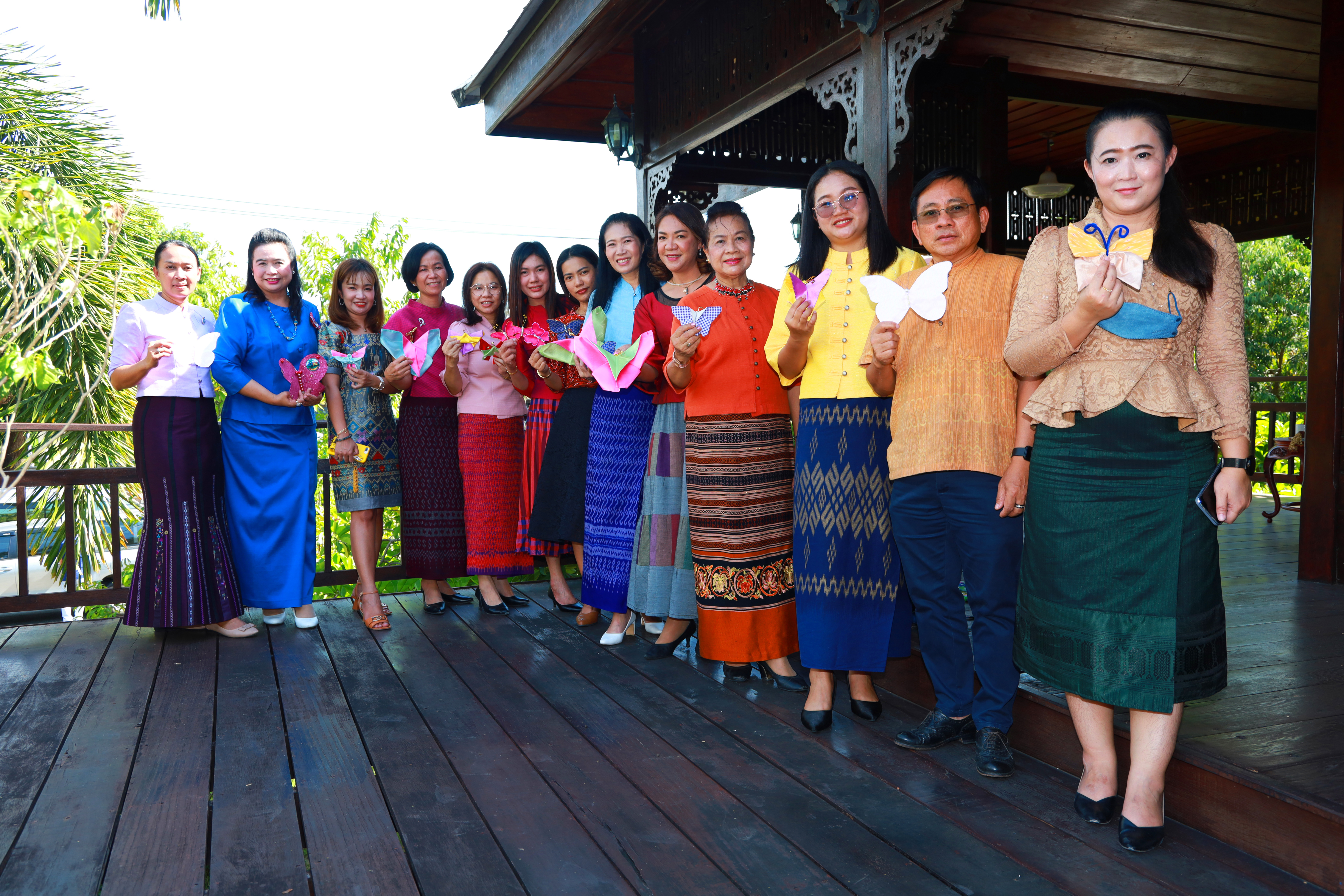?พช.ระยอง และสมาคมแม่บ้านมหาดไทยจังหวัดระยอง  พร้อมใจ ประดิษฐ์ “ผีเสื้อจากผ้าไทย” เพื่อนำไปใช้กิจกรรมออกร้านมัจฉากาชาด ในงานกาชาดประจำปี 2565