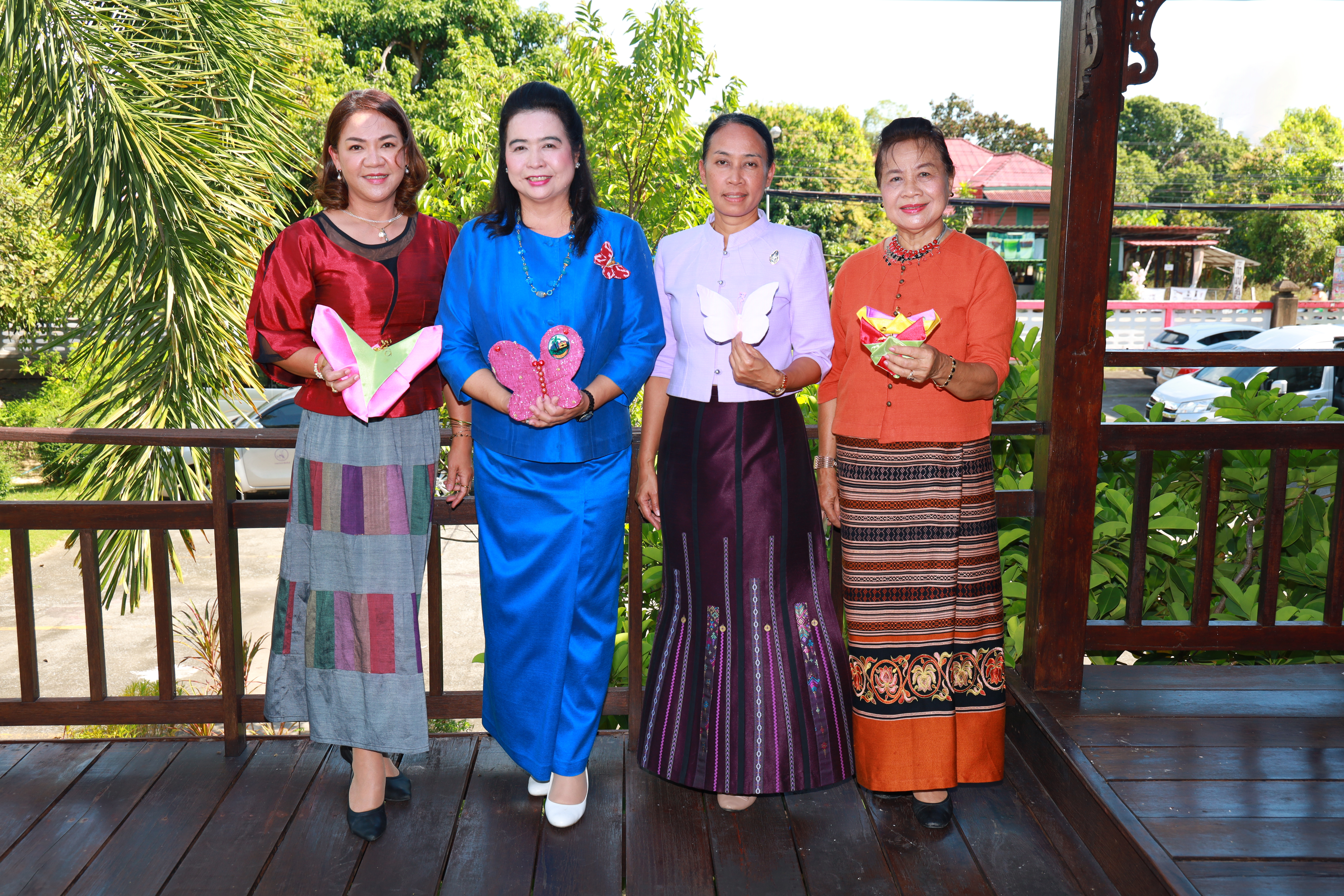 ?พช.ระยอง และสมาคมแม่บ้านมหาดไทยจังหวัดระยอง  พร้อมใจ ประดิษฐ์ “ผีเสื้อจากผ้าไทย” เพื่อนำไปใช้กิจกรรมออกร้านมัจฉากาชาด ในงานกาชาดประจำปี 2565