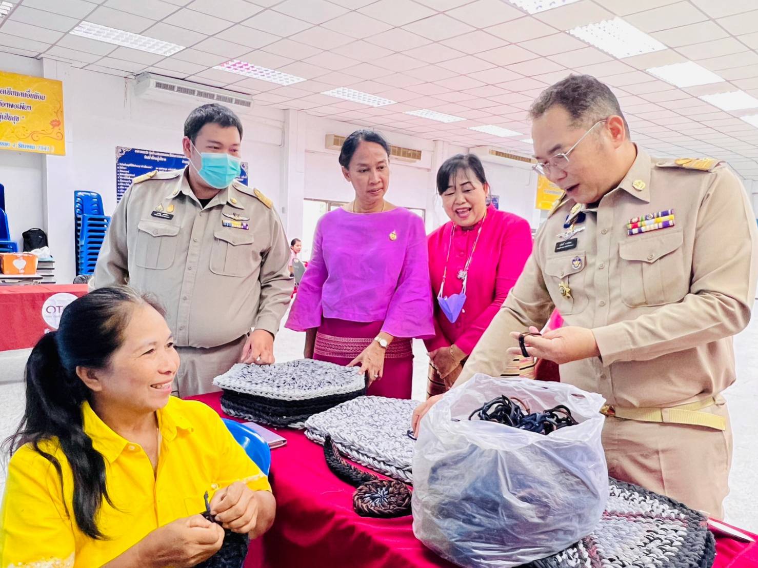 พช.ระยอง เข้าร่วมโครงการ”มหกรรมลดความเดือดร้อนลูกหนี้กองทุนพัฒนาบทบาทสตรีจังหวัดระยอง”