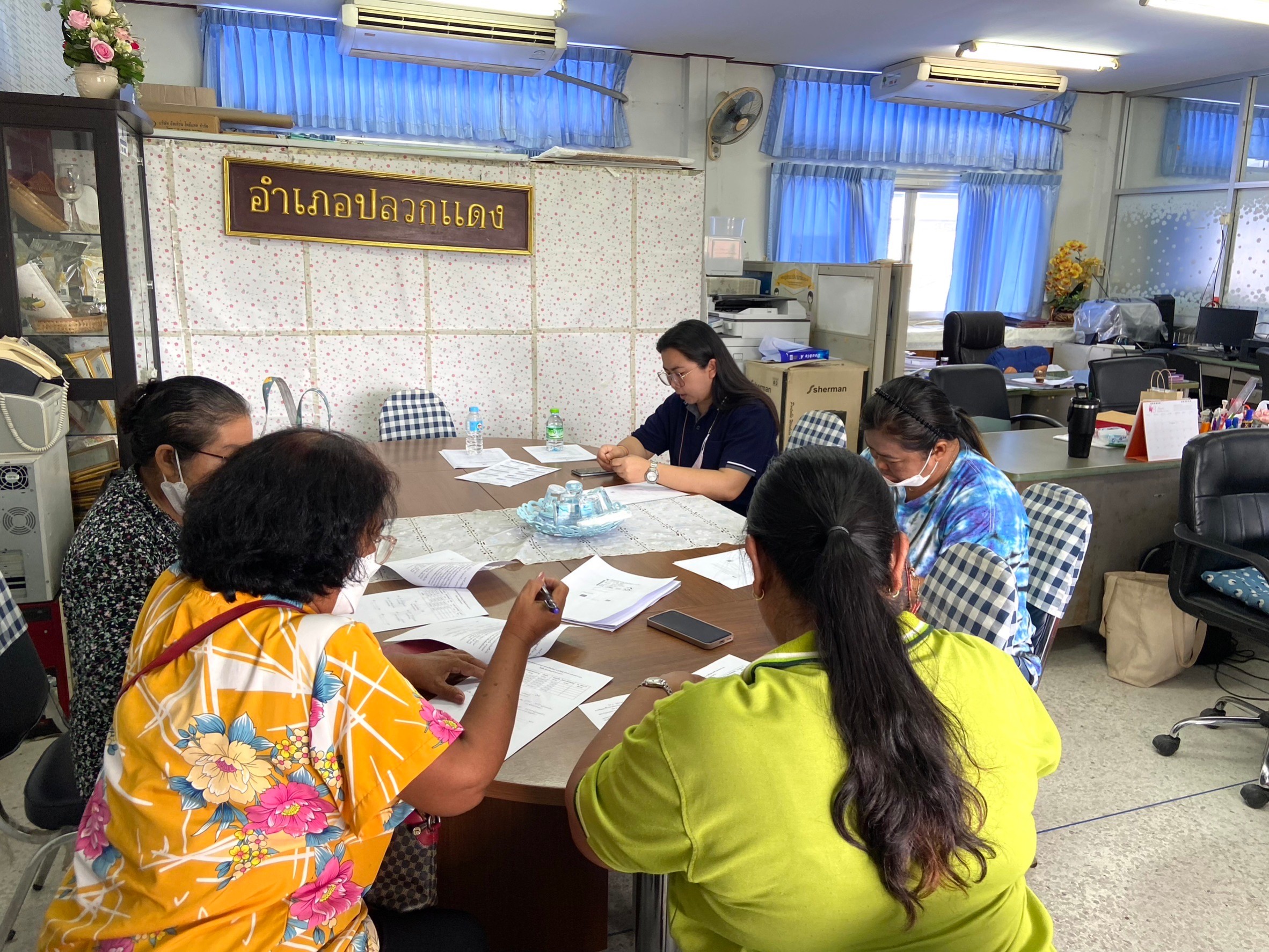 พช.ปลวกแดง สนับสนุนการทำสัญญาเงินทุนหมุนเวียนกองทุนพัฒนาบทบาทสตรี