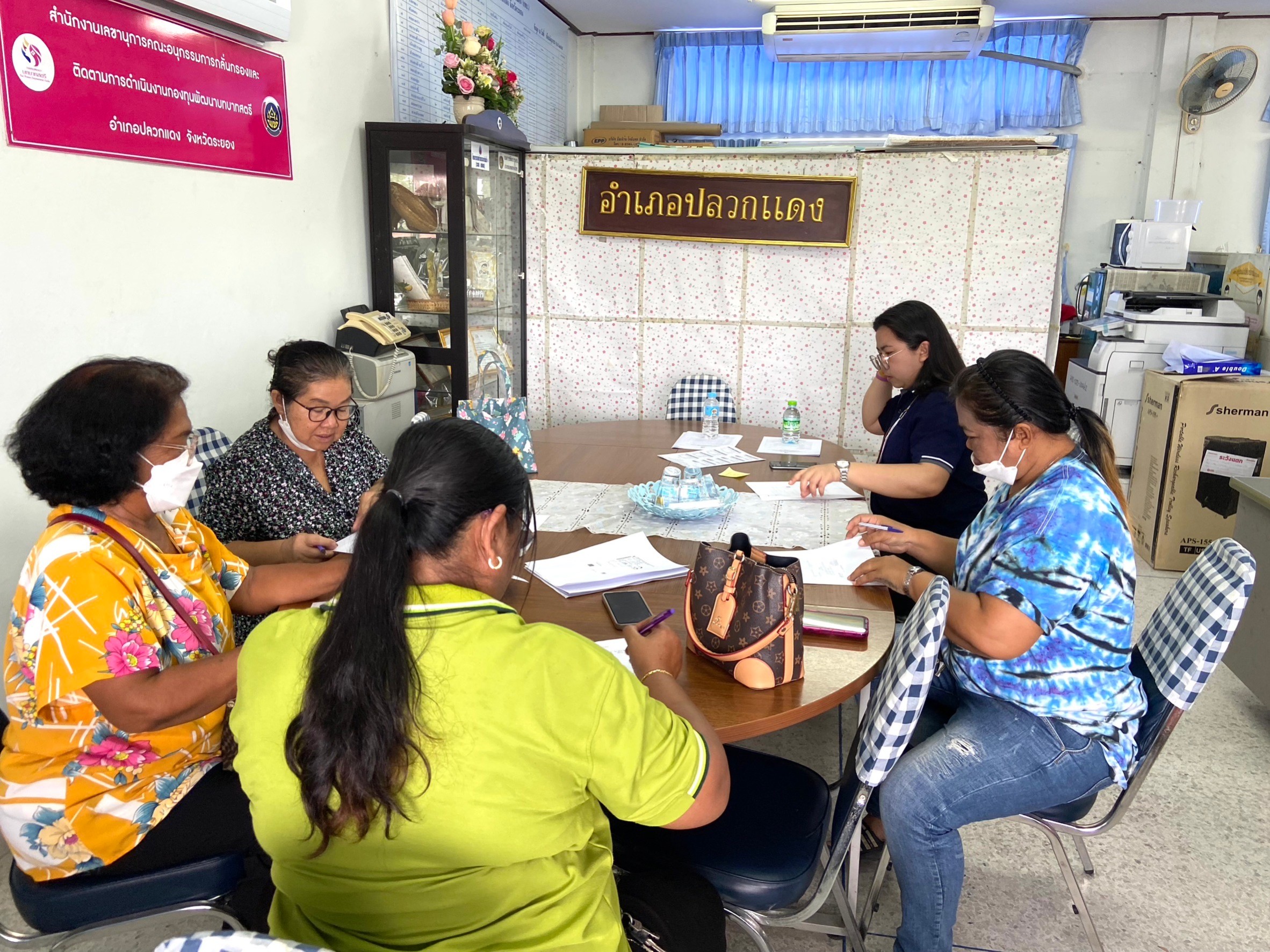 พช.ปลวกแดง สนับสนุนการทำสัญญาเงินทุนหมุนเวียนกองทุนพัฒนาบทบาทสตรี