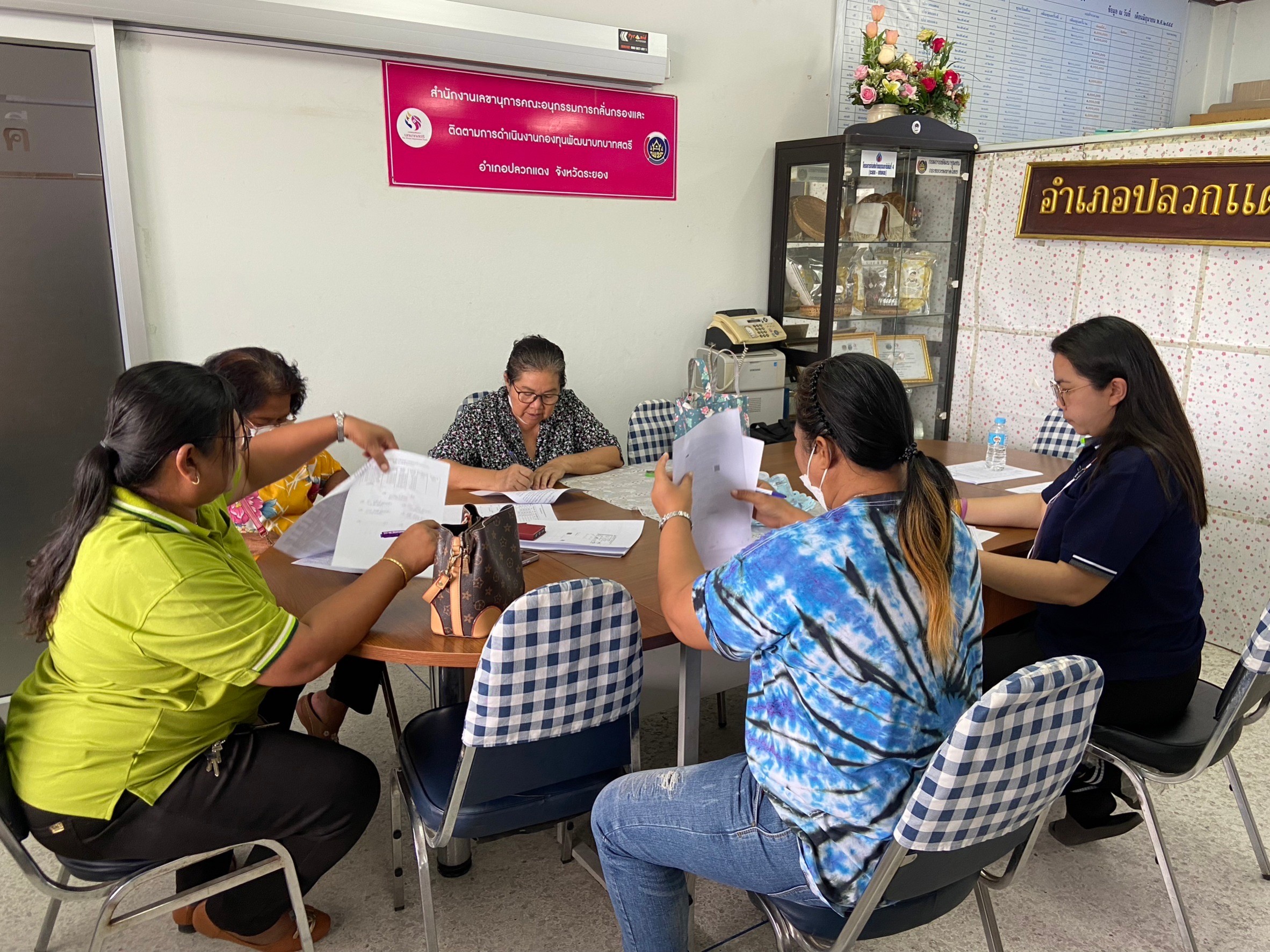 พช.ปลวกแดง สนับสนุนการทำสัญญาเงินทุนหมุนเวียนกองทุนพัฒนาบทบาทสตรี