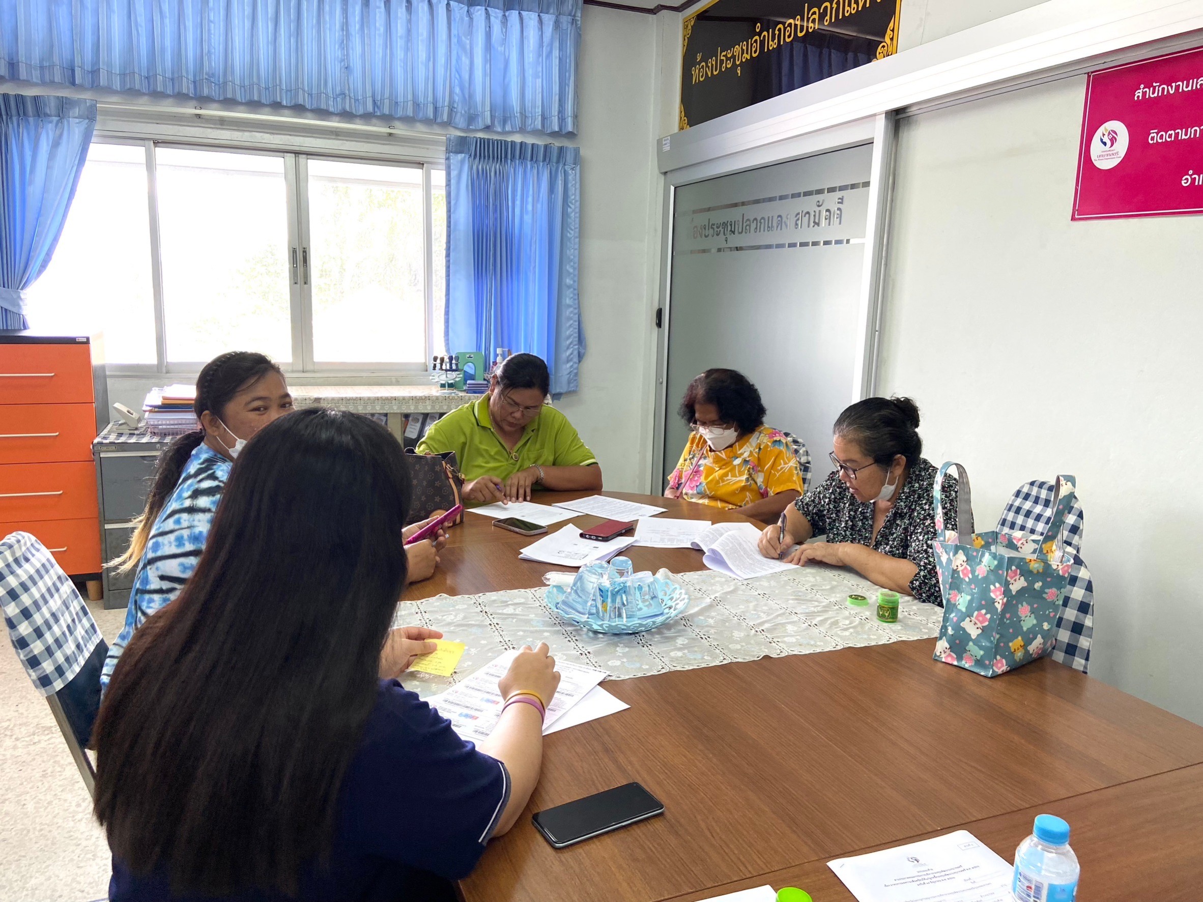 พช.ปลวกแดง สนับสนุนการทำสัญญาเงินทุนหมุนเวียนกองทุนพัฒนาบทบาทสตรี