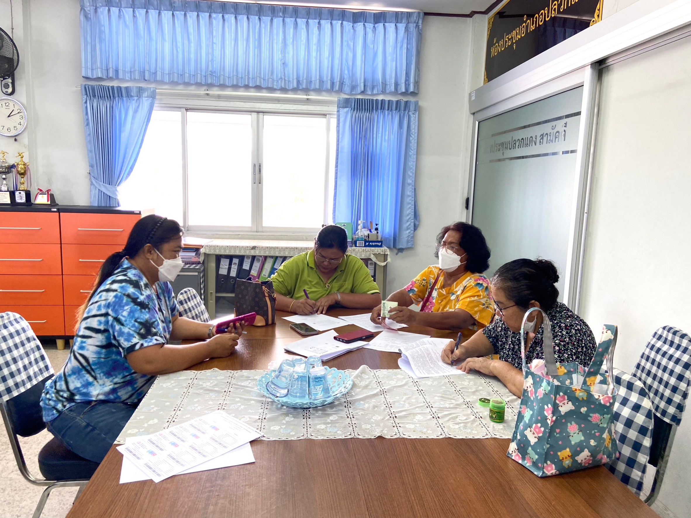 พช.ปลวกแดง สนับสนุนการทำสัญญาเงินทุนหมุนเวียนกองทุนพัฒนาบทบาทสตรี