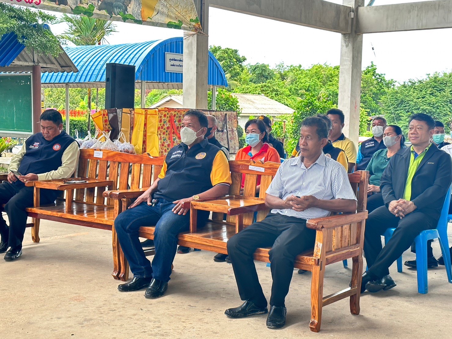 พช.ระยอง โดย ศจพ.อ.เมืองระยอง ลงพื้นที่ให้ความช่วยเหลือแก่ครัวเรือนยากจนในพื้นที่ ร่วมกับกิจกรรม “อำเภอ..ยิ้ม เคลื่อนที่” ครั้งที่ 2/2566