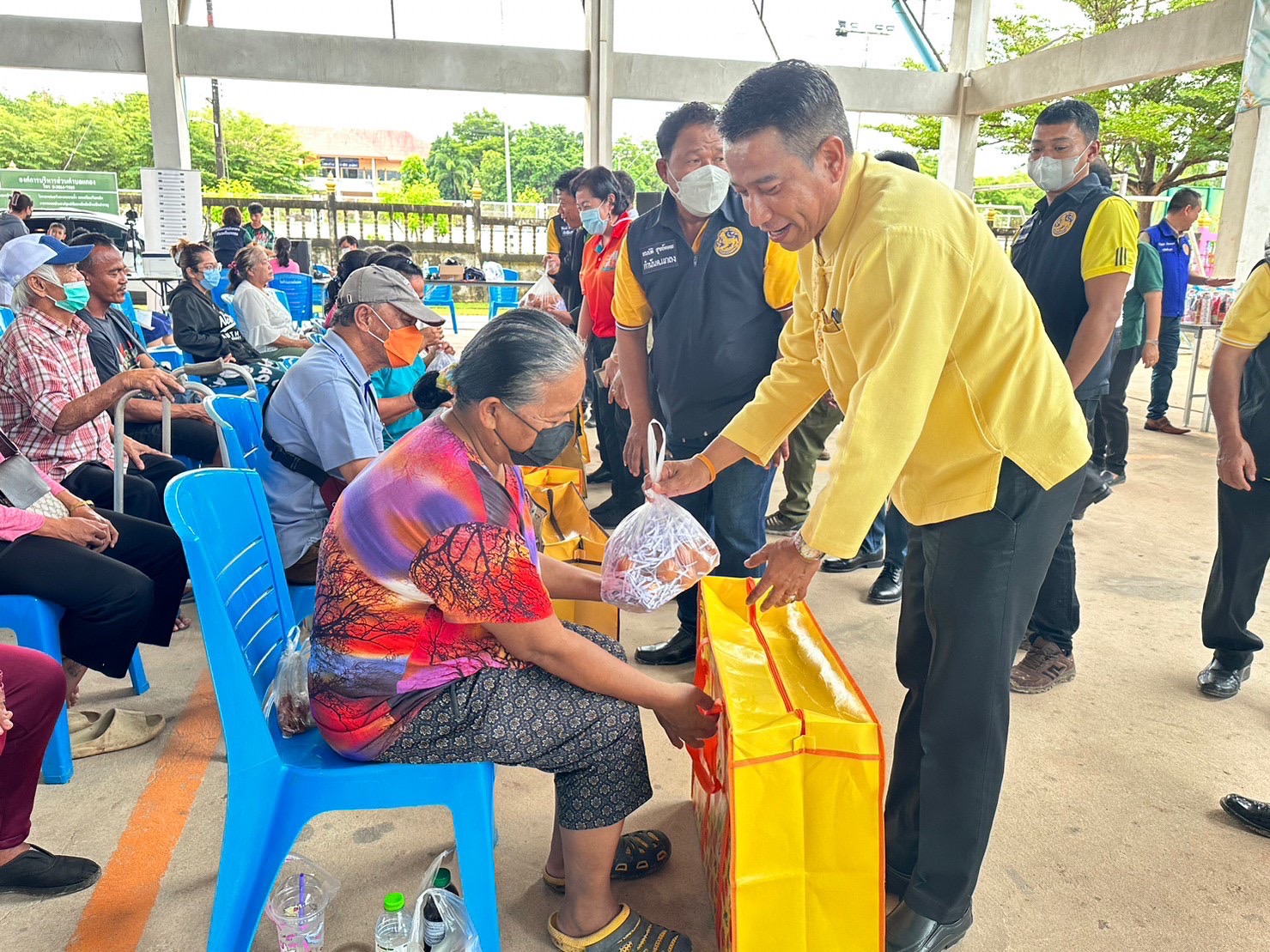 พช.ระยอง โดย ศจพ.อ.เมืองระยอง ลงพื้นที่ให้ความช่วยเหลือแก่ครัวเรือนยากจนในพื้นที่ ร่วมกับกิจกรรม “อำเภอ..ยิ้ม เคลื่อนที่” ครั้งที่ 2/2566