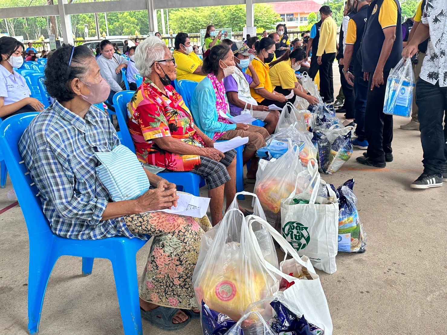 พช.ระยอง โดย ศจพ.อ.เมืองระยอง ลงพื้นที่ให้ความช่วยเหลือแก่ครัวเรือนยากจนในพื้นที่ ร่วมกับกิจกรรม “อำเภอ..ยิ้ม เคลื่อนที่” ครั้งที่ 2/2566