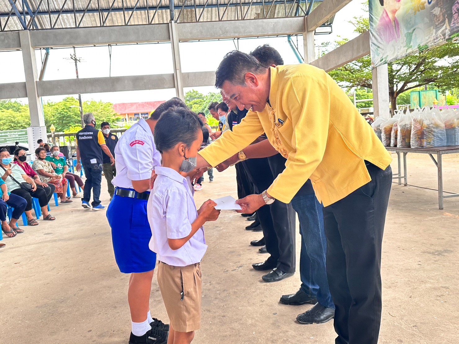 พช.ระยอง โดย ศจพ.อ.เมืองระยอง ลงพื้นที่ให้ความช่วยเหลือแก่ครัวเรือนยากจนในพื้นที่ ร่วมกับกิจกรรม “อำเภอ..ยิ้ม เคลื่อนที่” ครั้งที่ 2/2566