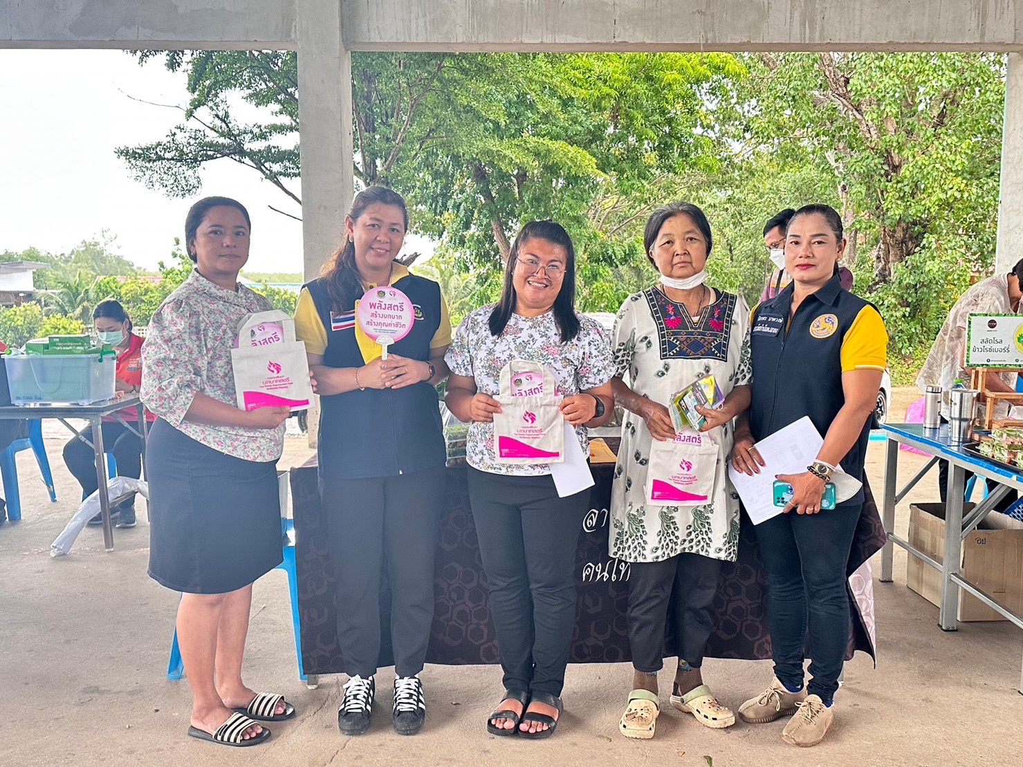 พช.ระยอง โดย ศจพ.อ.เมืองระยอง ลงพื้นที่ให้ความช่วยเหลือแก่ครัวเรือนยากจนในพื้นที่ ร่วมกับกิจกรรม “อำเภอ..ยิ้ม เคลื่อนที่” ครั้งที่ 2/2566