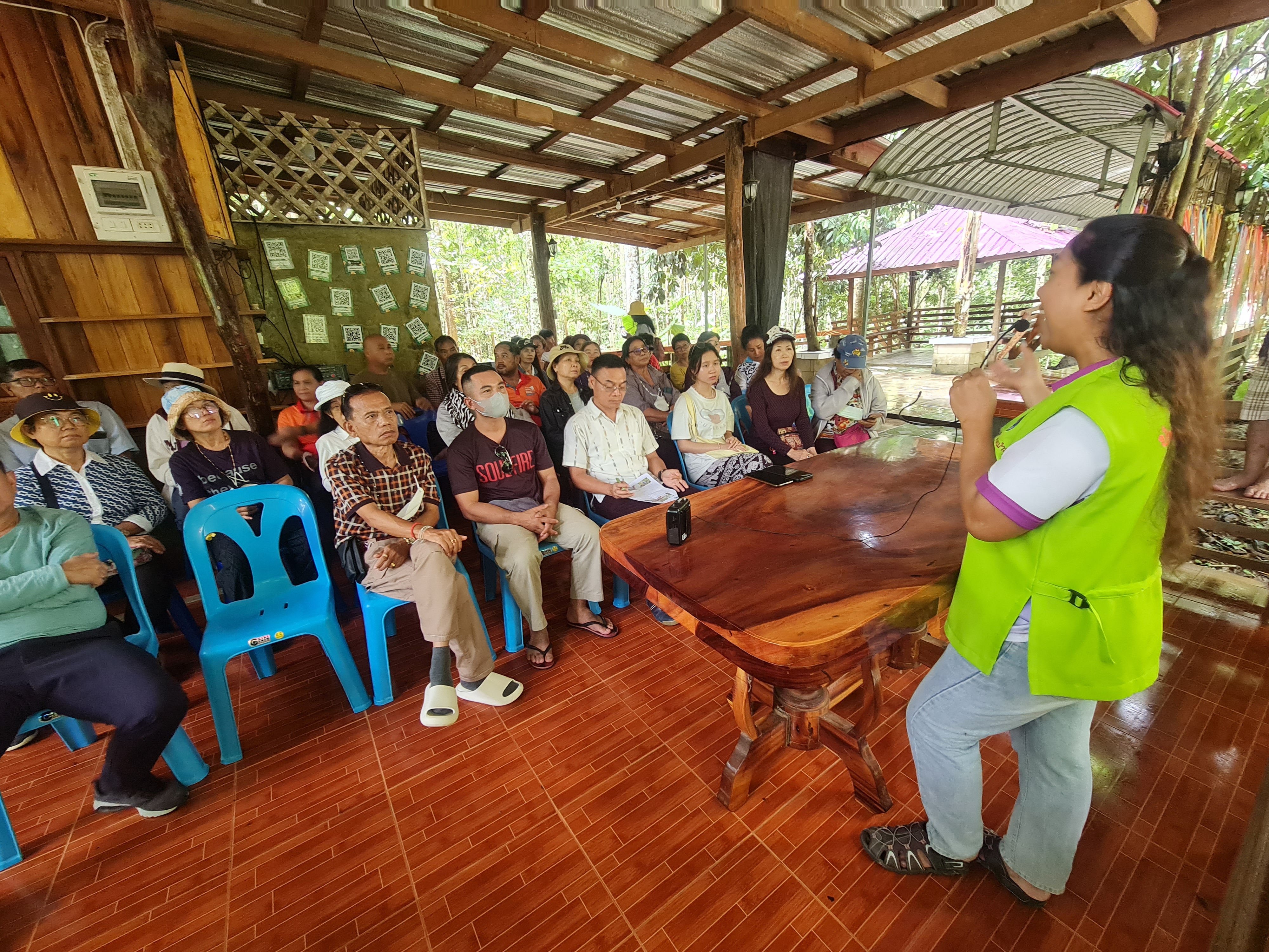 พช.ระยอง ร่วมกับ กองทุนไฟฟ้าเขตนิคมอุตสาหกรรมมาบตาพุด จัดกิจกรรมโครงการศึกษาดูงานรักษ์ป่าชุมชนบ้านทุ่งสูง กระบี่ ชุมชนบ้านเนินสำเหร่ 