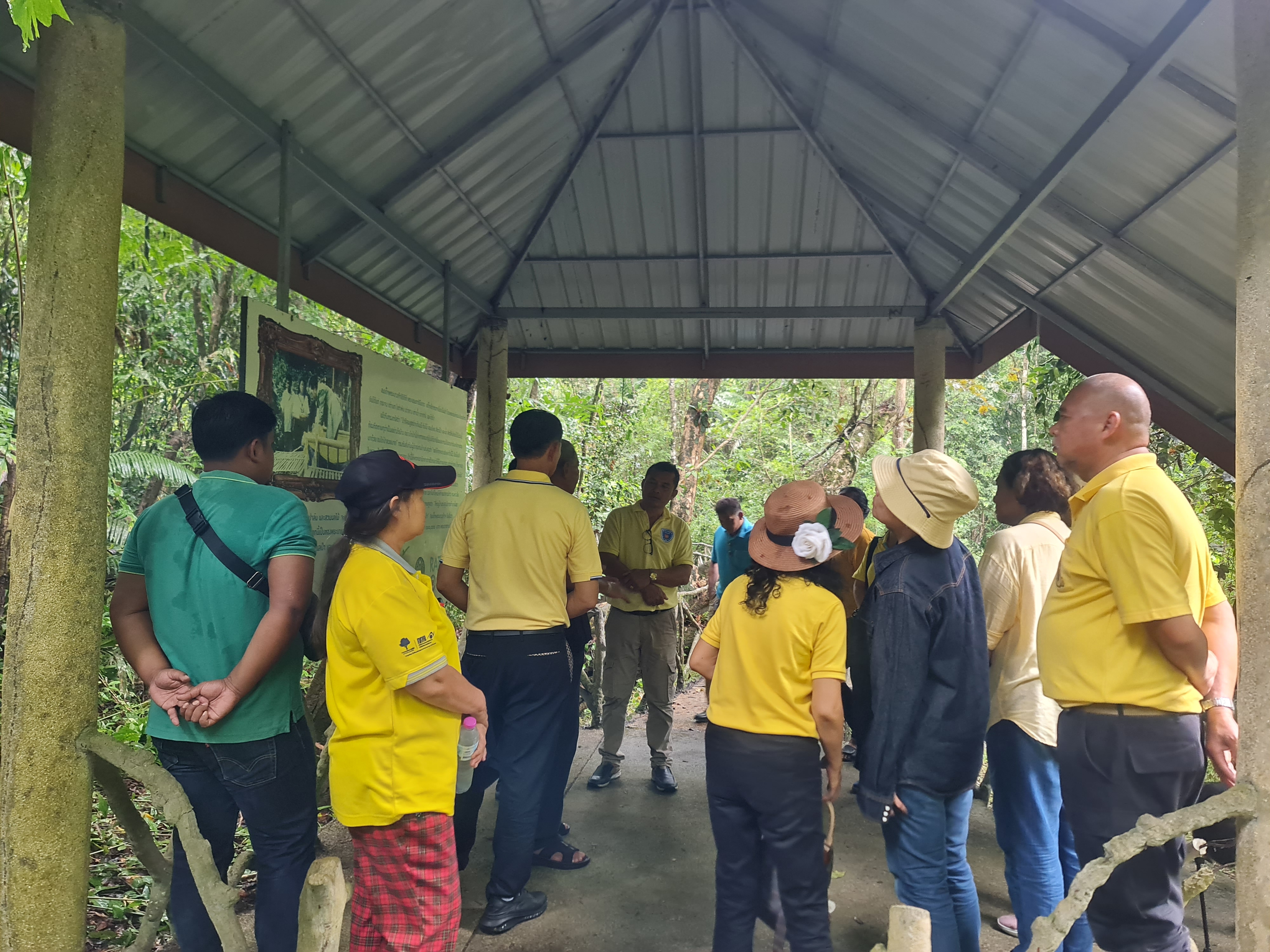 พช.ระยอง ร่วมกับ กองทุนไฟฟ้าเขตนิคมอุตสาหกรรมมาบตาพุด จัดกิจกรรมโครงการศึกษาดูงานรักษ์ป่าชุมชนบ้านทุ่งสูง กระบี่ ชุมชนบ้านเนินสำเหร่ 