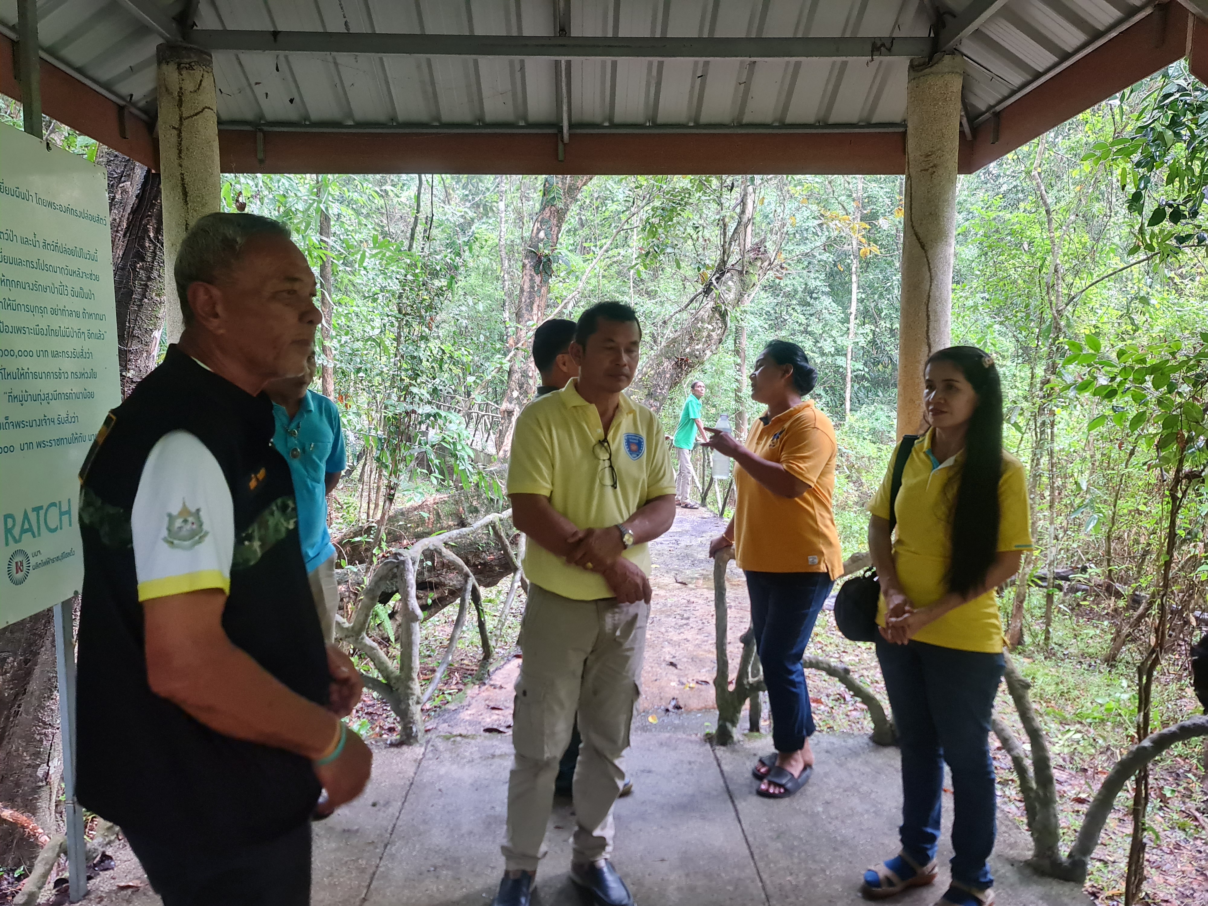 พช.ระยอง ร่วมกับ กองทุนไฟฟ้าเขตนิคมอุตสาหกรรมมาบตาพุด จัดกิจกรรมโครงการศึกษาดูงานรักษ์ป่าชุมชนบ้านทุ่งสูง กระบี่ ชุมชนบ้านเนินสำเหร่ 