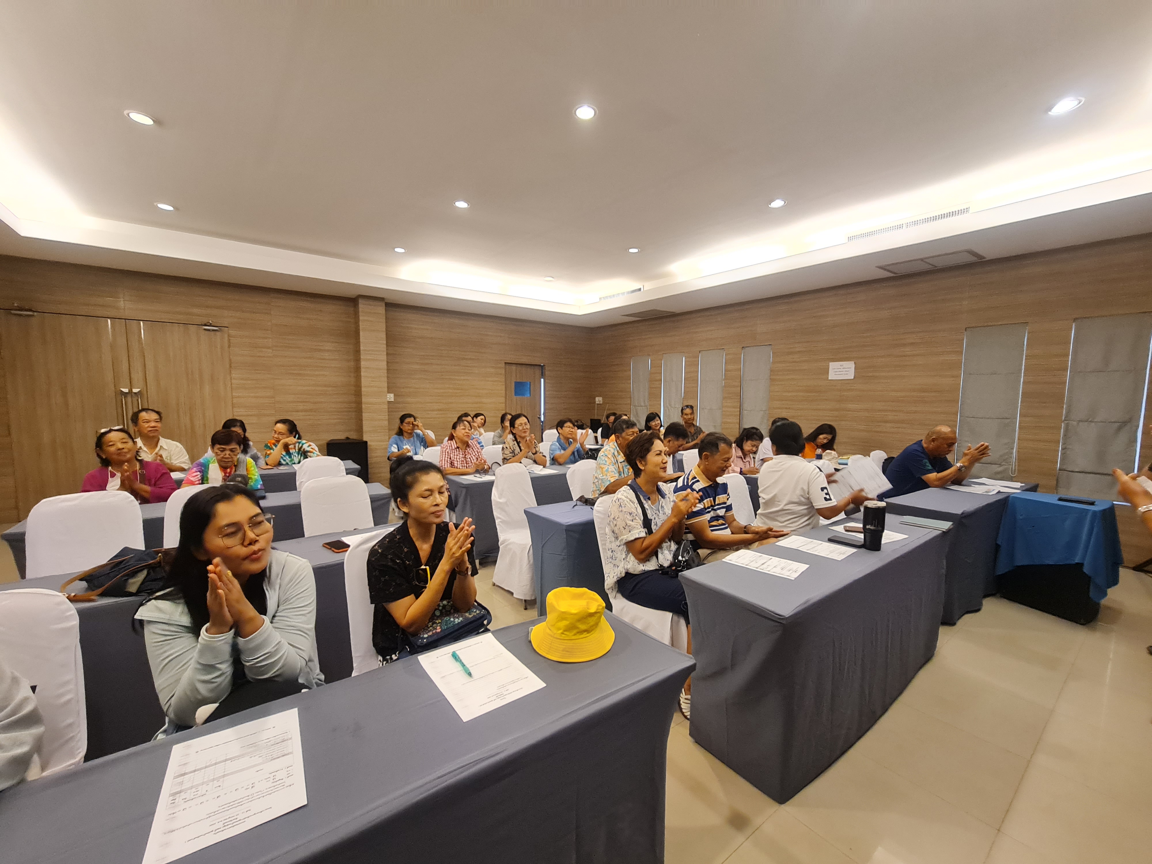 พช.ระยอง ร่วมกับ กองทุนไฟฟ้าเขตนิคมอุตสาหกรรมมาบตาพุด จัดกิจกรรมโครงการศึกษาดูงานรักษ์ป่าชุมชนบ้านทุ่งสูง กระบี่ ชุมชนบ้านเนินสำเหร่ 