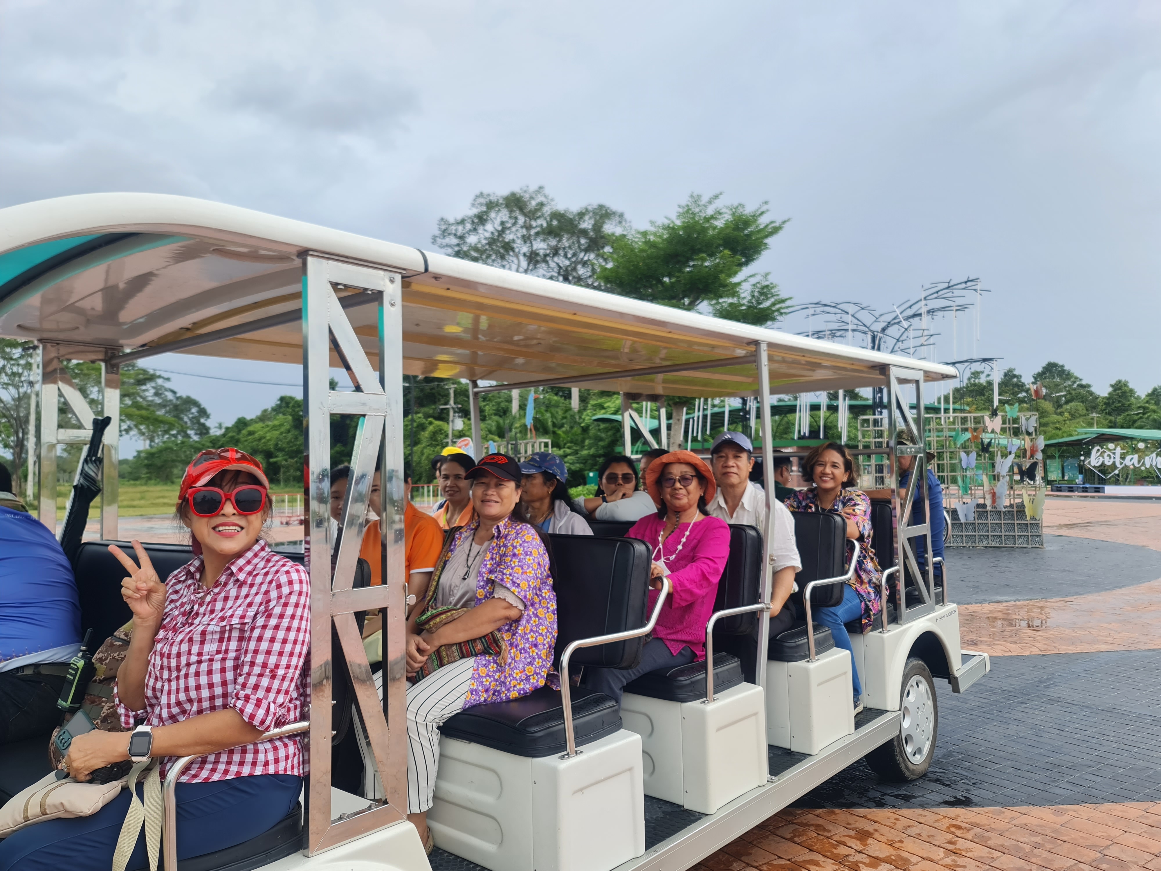 พช.ระยอง ร่วมกับ กองทุนไฟฟ้าเขตนิคมอุตสาหกรรมมาบตาพุด จัดกิจกรรมโครงการศึกษาดูงานรักษ์ป่าชุมชนบ้านทุ่งสูง กระบี่ ชุมชนบ้านเนินสำเหร่ 