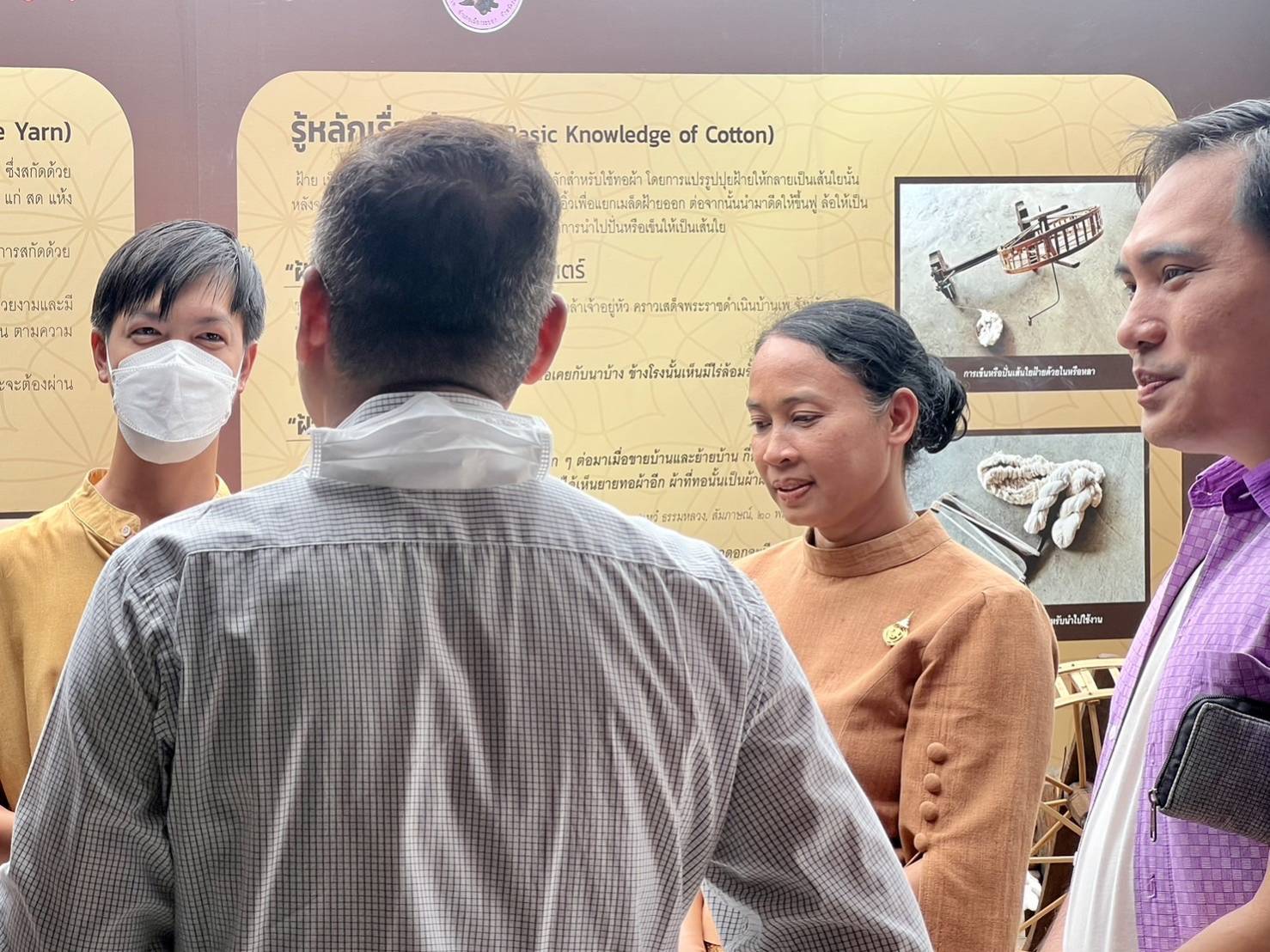 พช.ระยอง ลงพื้นที่ติดตาม สนับสนุนการดำเนินงานโครงการสืบสานอนุรักษ์ศิลป์ผ้าถิ่นไทย ดำรงไว้ในแผ่นดิน อำเภอเมืองระยอง จังหวัดระยอง