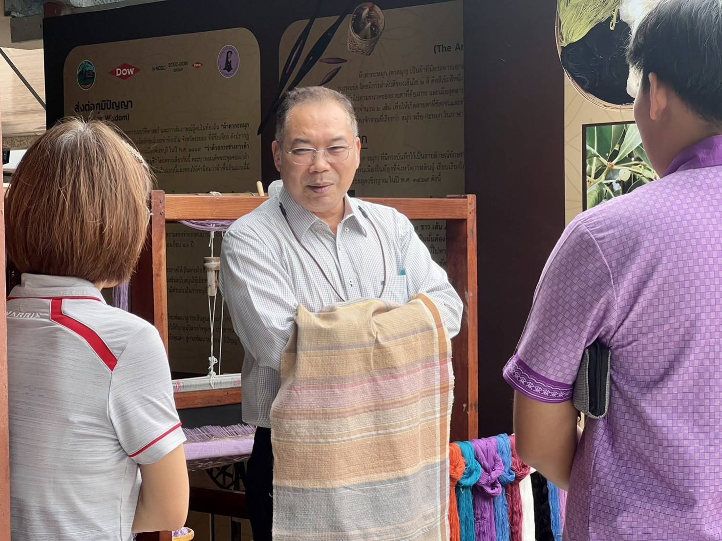 พช.ระยอง ลงพื้นที่ติดตาม สนับสนุนการดำเนินงานโครงการสืบสานอนุรักษ์ศิลป์ผ้าถิ่นไทย ดำรงไว้ในแผ่นดิน อำเภอเมืองระยอง จังหวัดระยอง