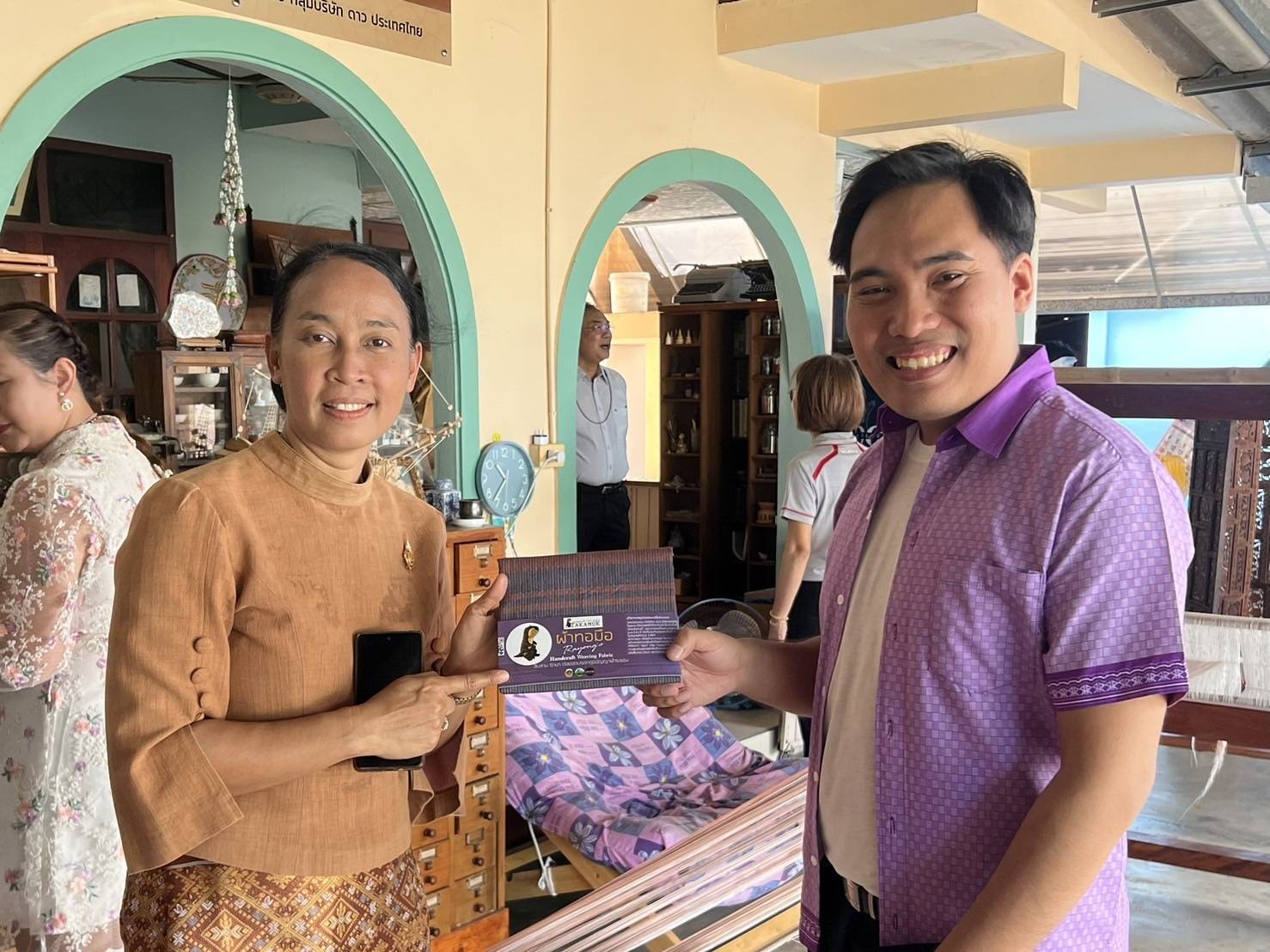 พช.ระยอง ลงพื้นที่ติดตาม สนับสนุนการดำเนินงานโครงการสืบสานอนุรักษ์ศิลป์ผ้าถิ่นไทย ดำรงไว้ในแผ่นดิน อำเภอเมืองระยอง จังหวัดระยอง