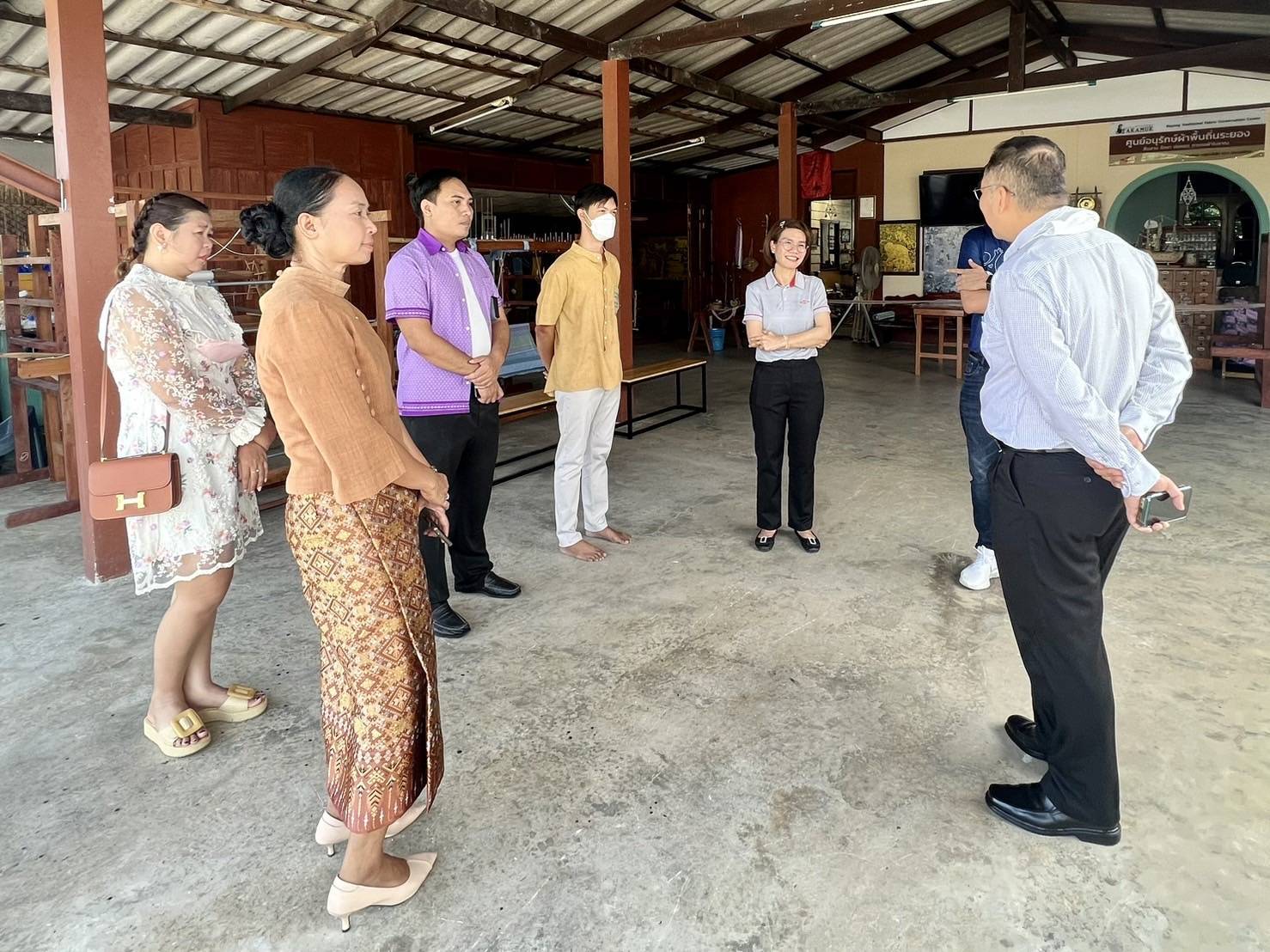 พช.ระยอง ลงพื้นที่ติดตาม สนับสนุนการดำเนินงานโครงการสืบสานอนุรักษ์ศิลป์ผ้าถิ่นไทย ดำรงไว้ในแผ่นดิน อำเภอเมืองระยอง จังหวัดระยอง