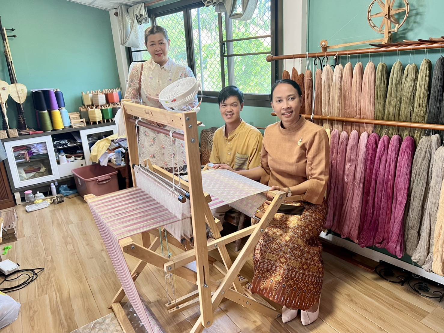 พช.ระยอง ลงพื้นที่ติดตาม สนับสนุนการดำเนินงานโครงการสืบสานอนุรักษ์ศิลป์ผ้าถิ่นไทย ดำรงไว้ในแผ่นดิน อำเภอเมืองระยอง จังหวัดระยอง