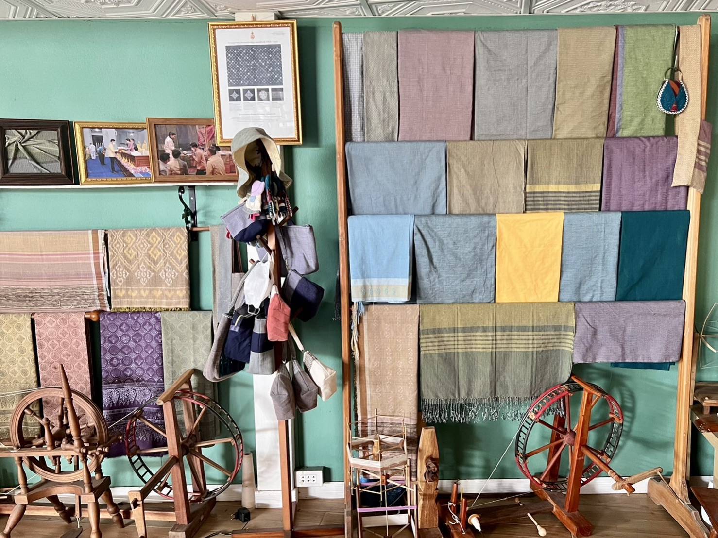 พช.ระยอง ลงพื้นที่ติดตาม สนับสนุนการดำเนินงานโครงการสืบสานอนุรักษ์ศิลป์ผ้าถิ่นไทย ดำรงไว้ในแผ่นดิน อำเภอเมืองระยอง จังหวัดระยอง