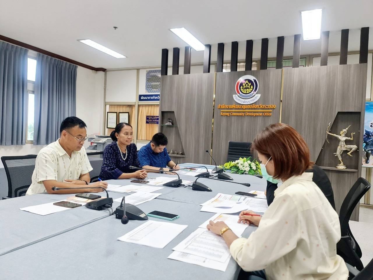 พช.ระยอง ร่วมประชุมทีมเลขา คจพ.จ.ระยอง ติดตามผลการช่วยเหลือและตรวจสอบข้อมูลคนจน TPMAP ปี 2566 มิติด้านความเป็นอยู่