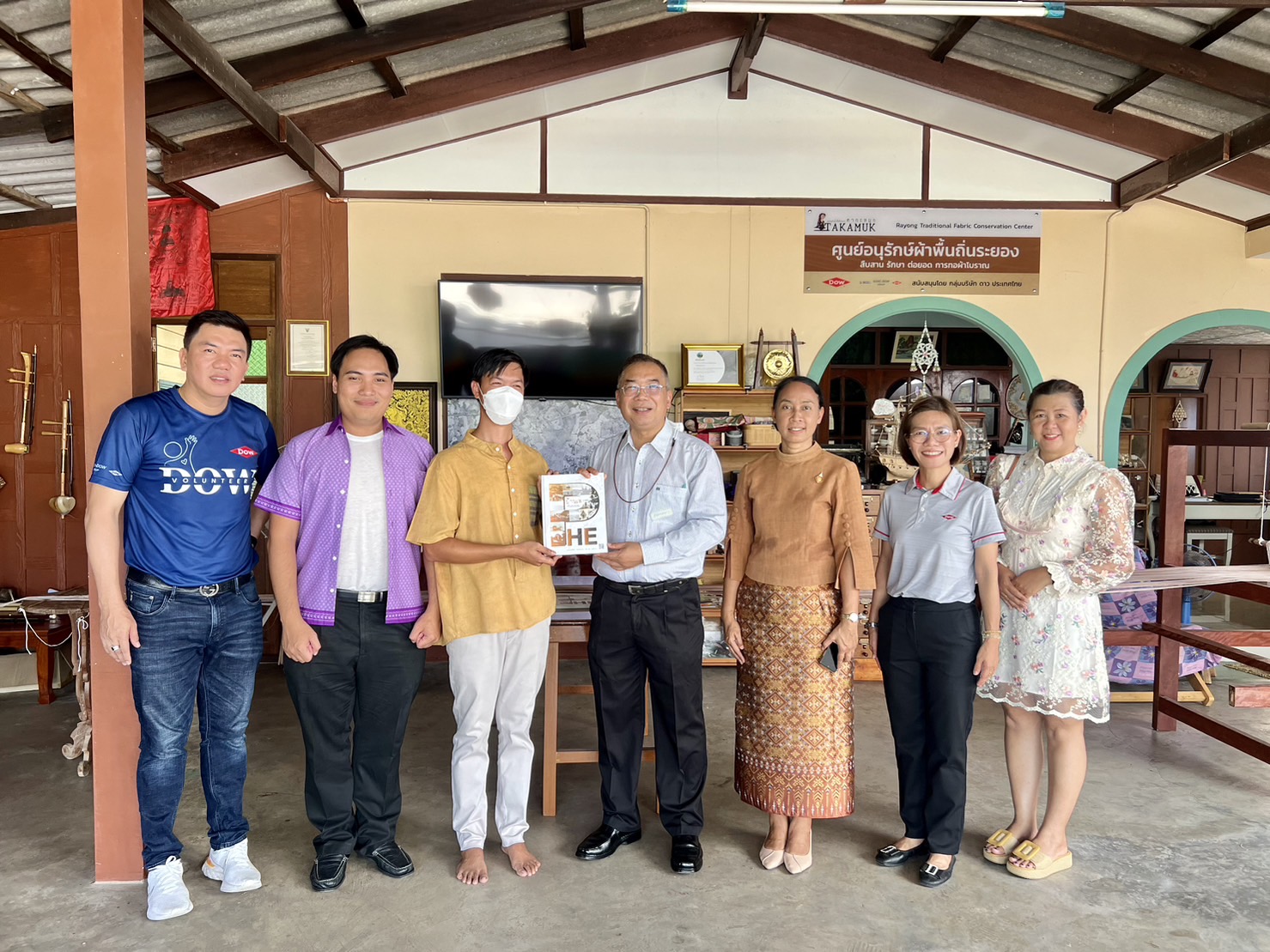 พช.ระยอง ลงพื้นที่ติดตาม สนับสนุนการดำเนินงานโครงการสืบสานอนุรักษ์ศิลป์ผ้าถิ่นไทย ดำรงไว้ในแผ่นดิน อำเภอเมืองระยอง จังหวัดระยอง