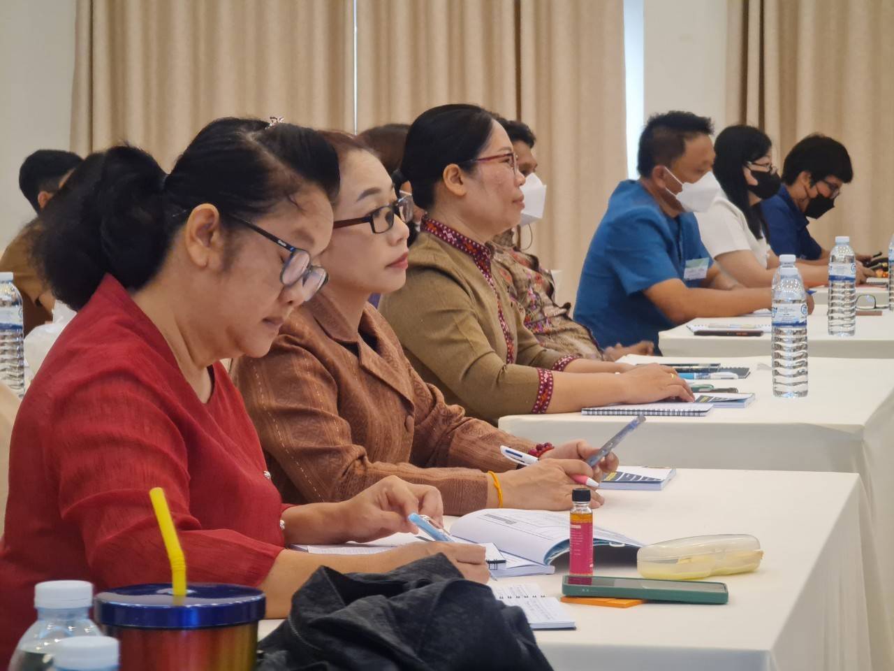 นางประภา ปานนิตยกุล พัฒนาการจังหวัดระยอง เป็นวิทยากรฝึกอบรมเพิ่มประสิทธิภาพเจ้าหน้าที่ผู้ปฏิบัติงานด้านยุทธศาสตร์การพัฒนาชุมชน