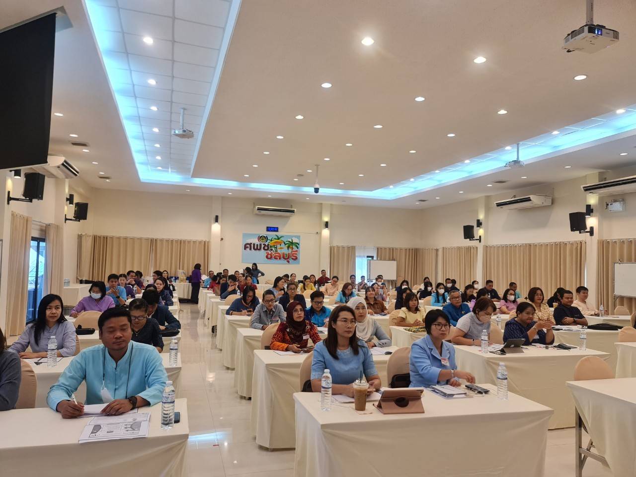 นางประภา ปานนิตยกุล พัฒนาการจังหวัดระยอง เป็นวิทยากรฝึกอบรมเพิ่มประสิทธิภาพเจ้าหน้าที่ผู้ปฏิบัติงานด้านยุทธศาสตร์การพัฒนาชุมชน