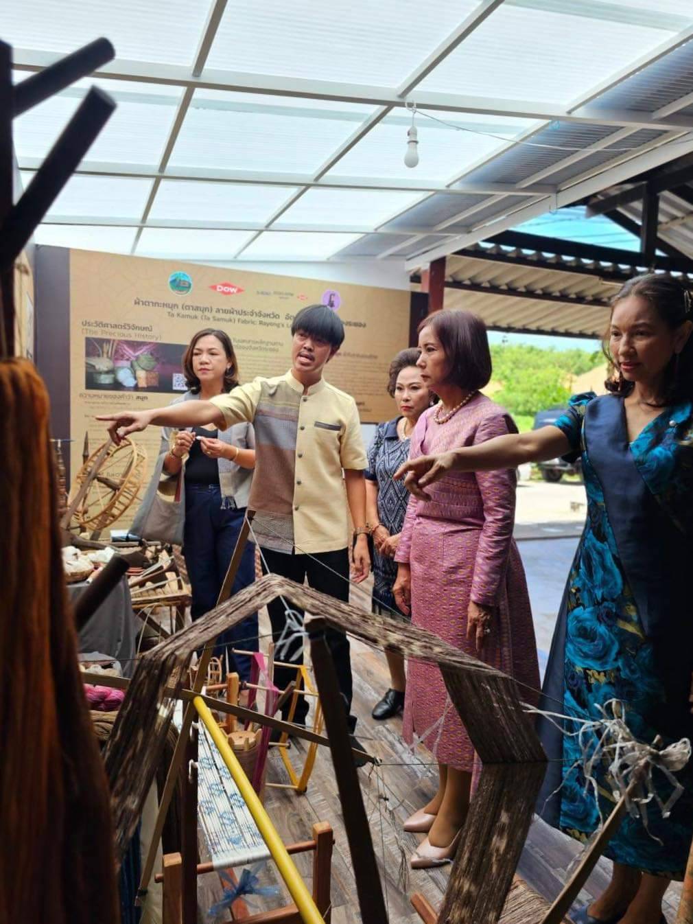 ศูนย์อนุรักษ์ผ้าพื้นถิ่นจังหวัดระยอง ตำบลเพ อำเภอเมืองระยอง จังหวัดระยอง ให้การต้อนรับนางชนินันท์ วงศ์ไตรรัตน์ 