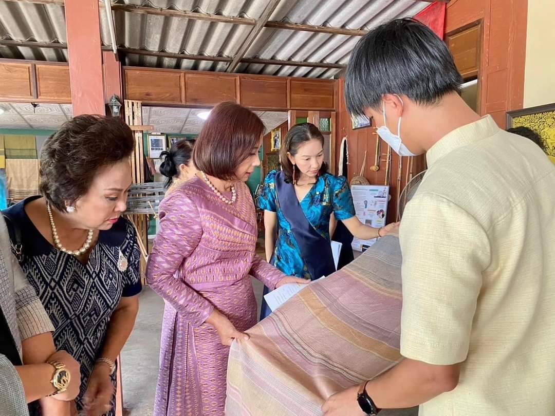 ศูนย์อนุรักษ์ผ้าพื้นถิ่นจังหวัดระยอง ตำบลเพ อำเภอเมืองระยอง จังหวัดระยอง ให้การต้อนรับนางชนินันท์ วงศ์ไตรรัตน์ 