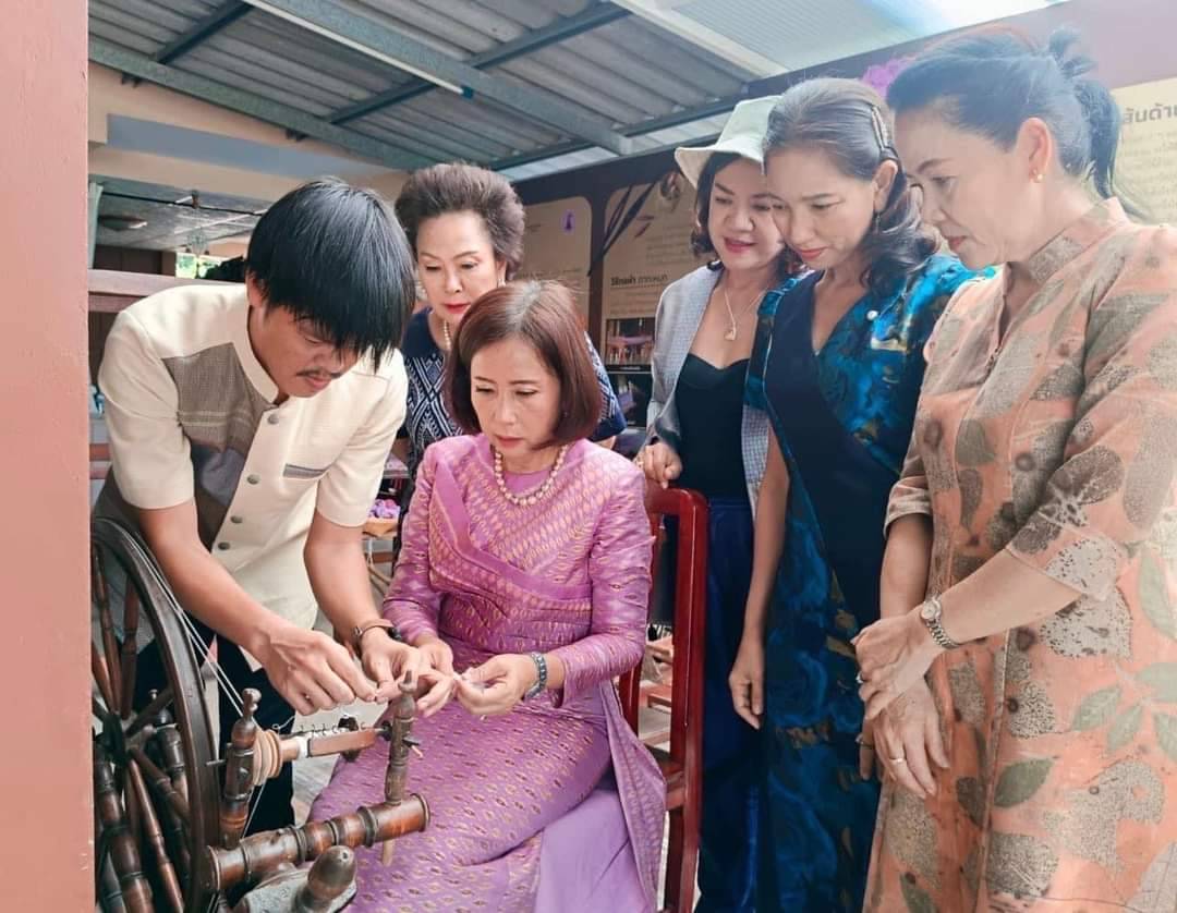 ศูนย์อนุรักษ์ผ้าพื้นถิ่นจังหวัดระยอง ตำบลเพ อำเภอเมืองระยอง จังหวัดระยอง ให้การต้อนรับนางชนินันท์ วงศ์ไตรรัตน์ 