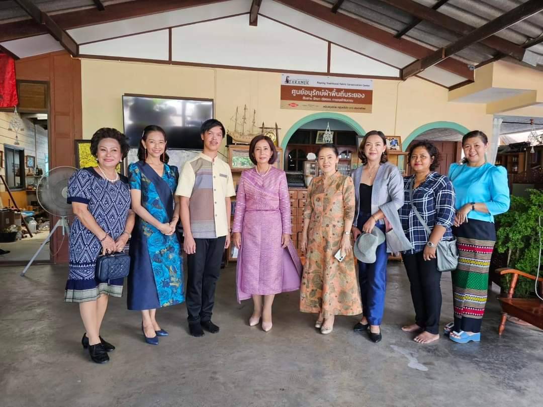 ศูนย์อนุรักษ์ผ้าพื้นถิ่นจังหวัดระยอง ตำบลเพ อำเภอเมืองระยอง จังหวัดระยอง ให้การต้อนรับนางชนินันท์ วงศ์ไตรรัตน์ 