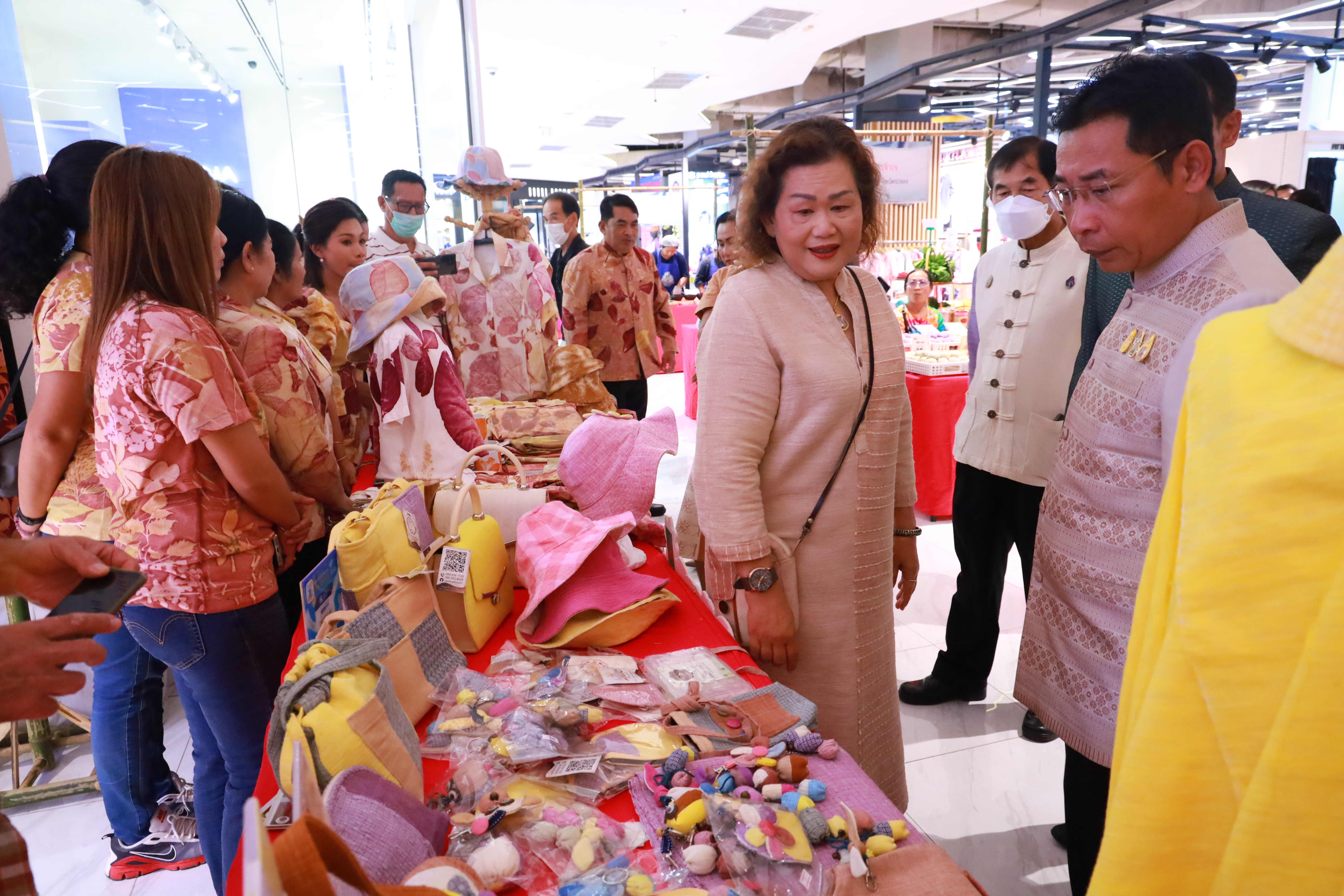 พช.ระยอง บูรณาการทุกภาคส่วน จัดงาน “สตรีระยอง สืบสานอนุรักษ์ศิลป์ ผ้าถิ่นไทย เทิดไท้พระบรมราชชนนีพันปีหลวง”