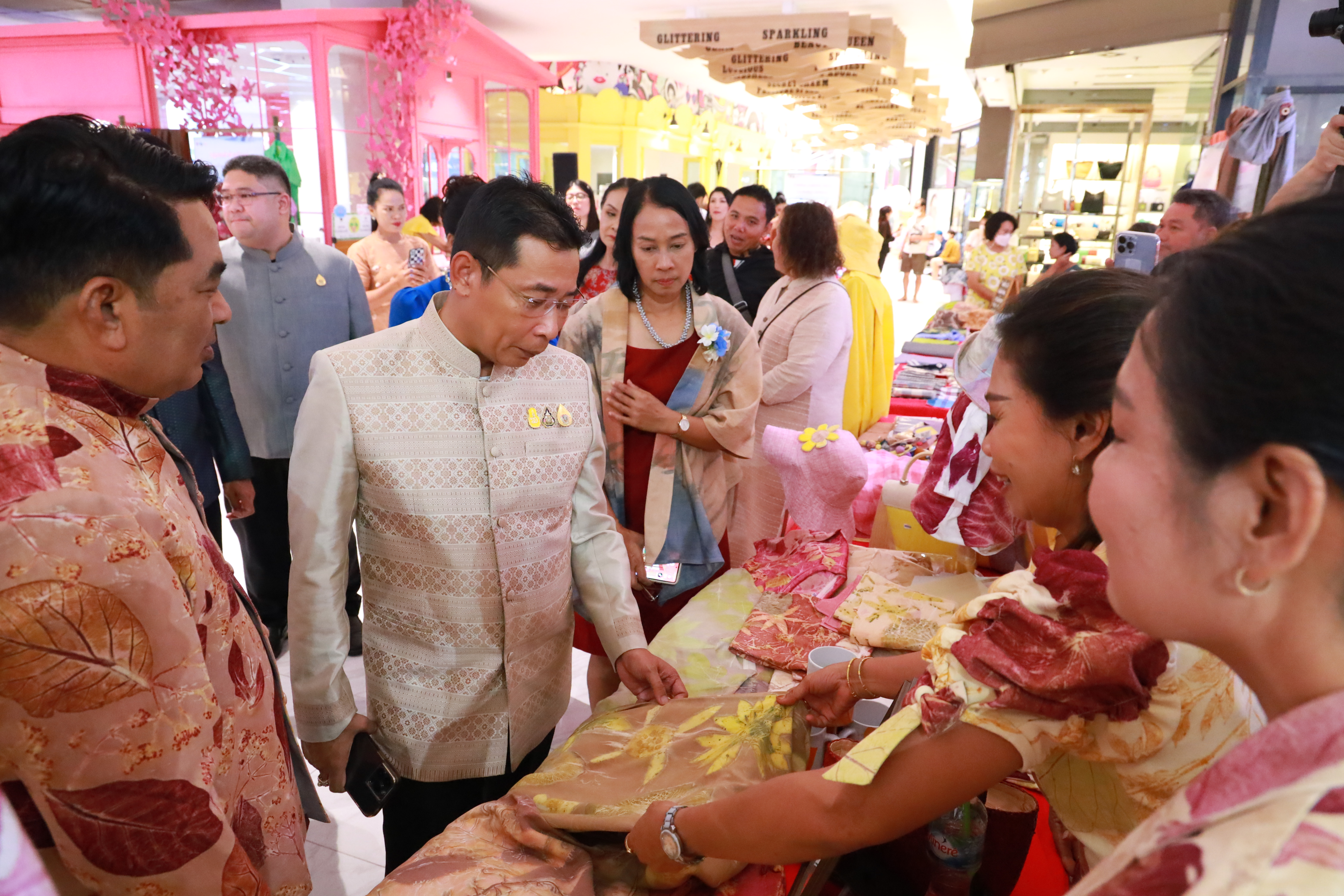 พช.ระยอง บูรณาการทุกภาคส่วน จัดงาน “สตรีระยอง สืบสานอนุรักษ์ศิลป์ ผ้าถิ่นไทย เทิดไท้พระบรมราชชนนีพันปีหลวง”
