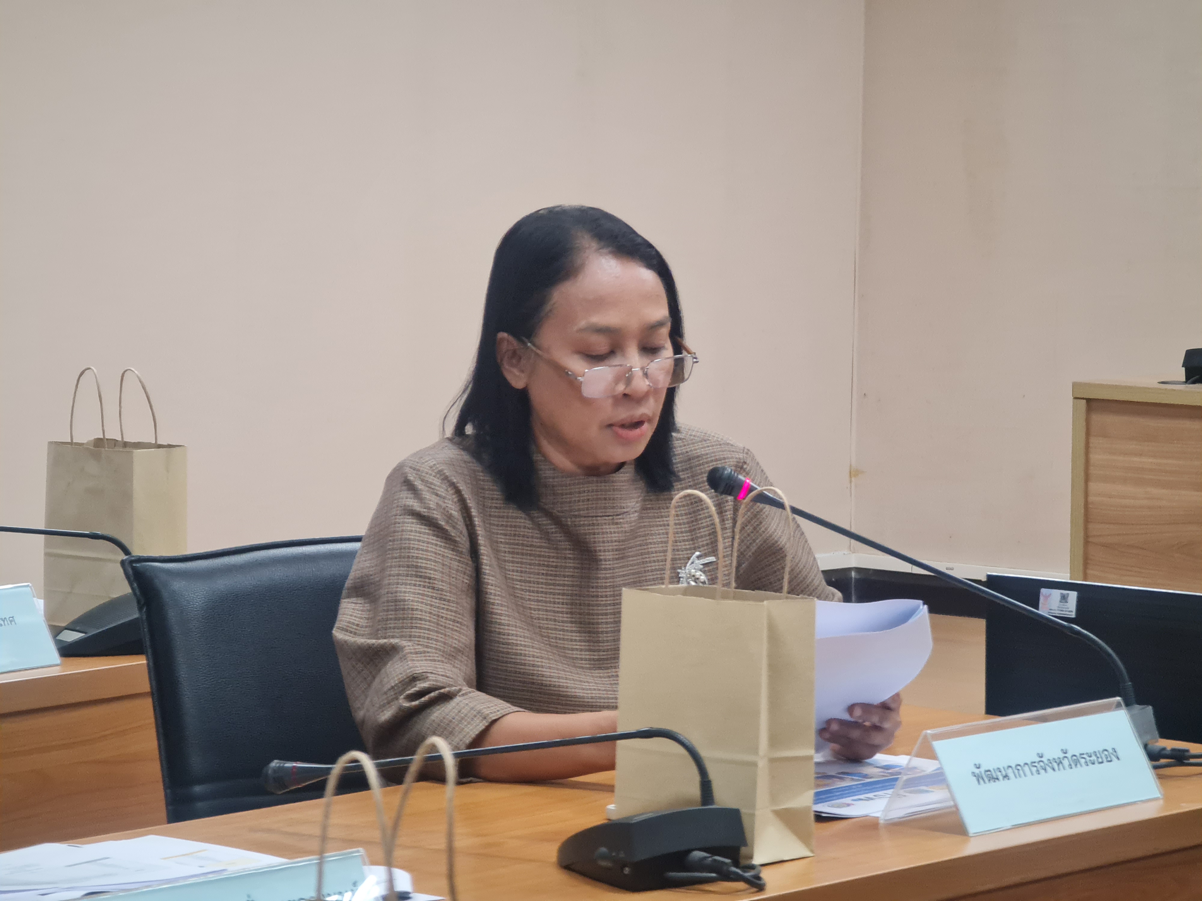 พช.ระยอง จัดประชุมคณะกรรมการบริหารศูนย์อำนวยการขจัดความยากจนและพัฒนาคนทุกช่วงวัยอย่างยั่งยืนตามหลักปรัชญาของเศรษฐกิจพอเพียงจังหวัดระยอง (คจพ.จ.ระยอง) ครั้งที่ 4/2566