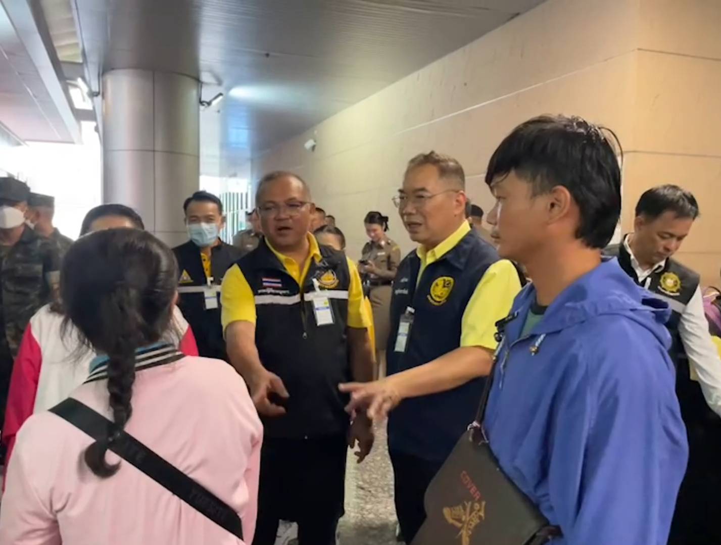 พช.ระยอง ร่วมกับกระทรวงแรงงานฯ และภาคีเครือข่าย ในการ “ร่วมรับคนไทยในอิสราเอลกลับบ้าน”